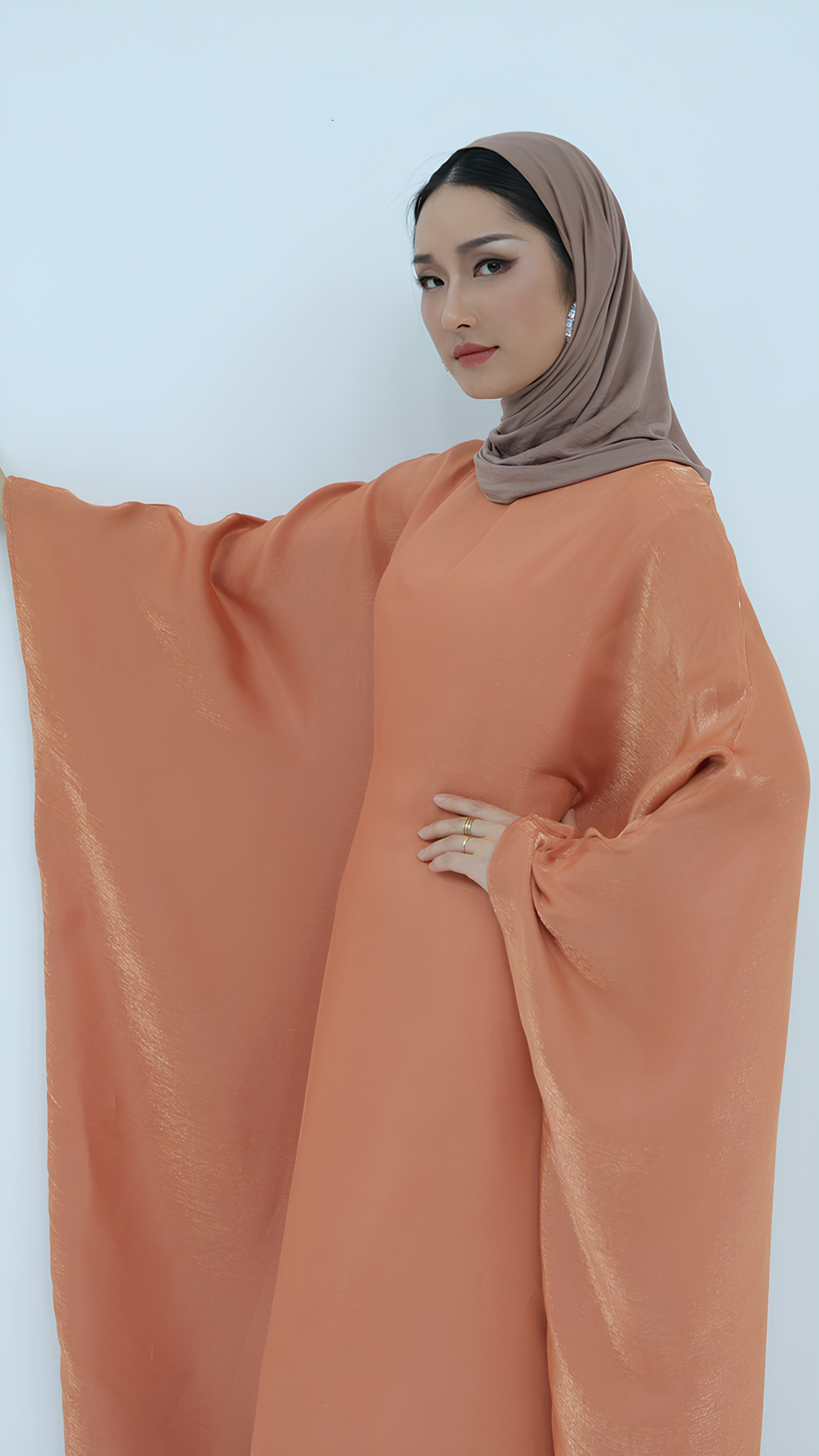 Elegantes Abaya aus Satin mit Schmetterlingen