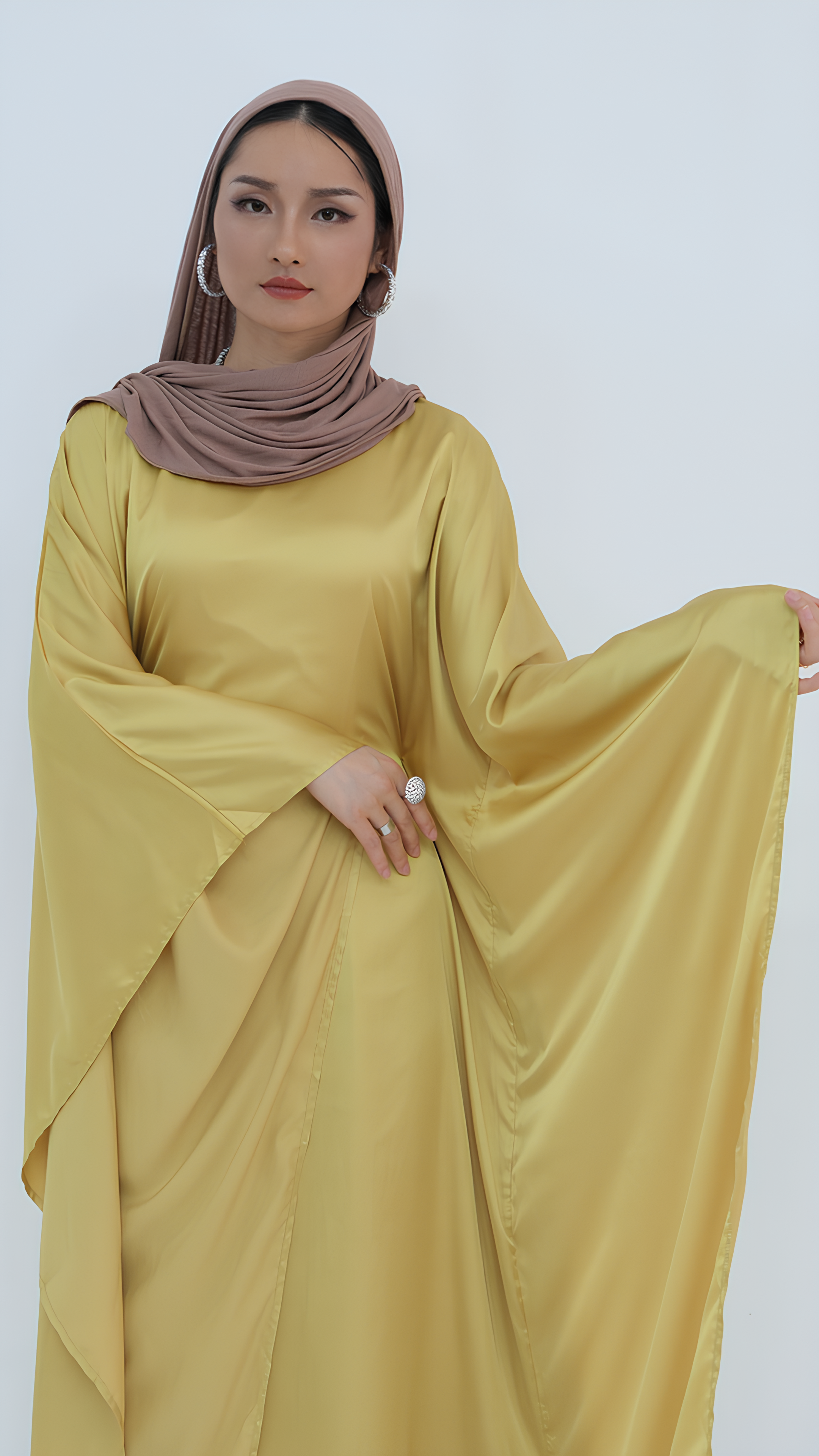 Abaya aus Samt mit Schmetterlingen