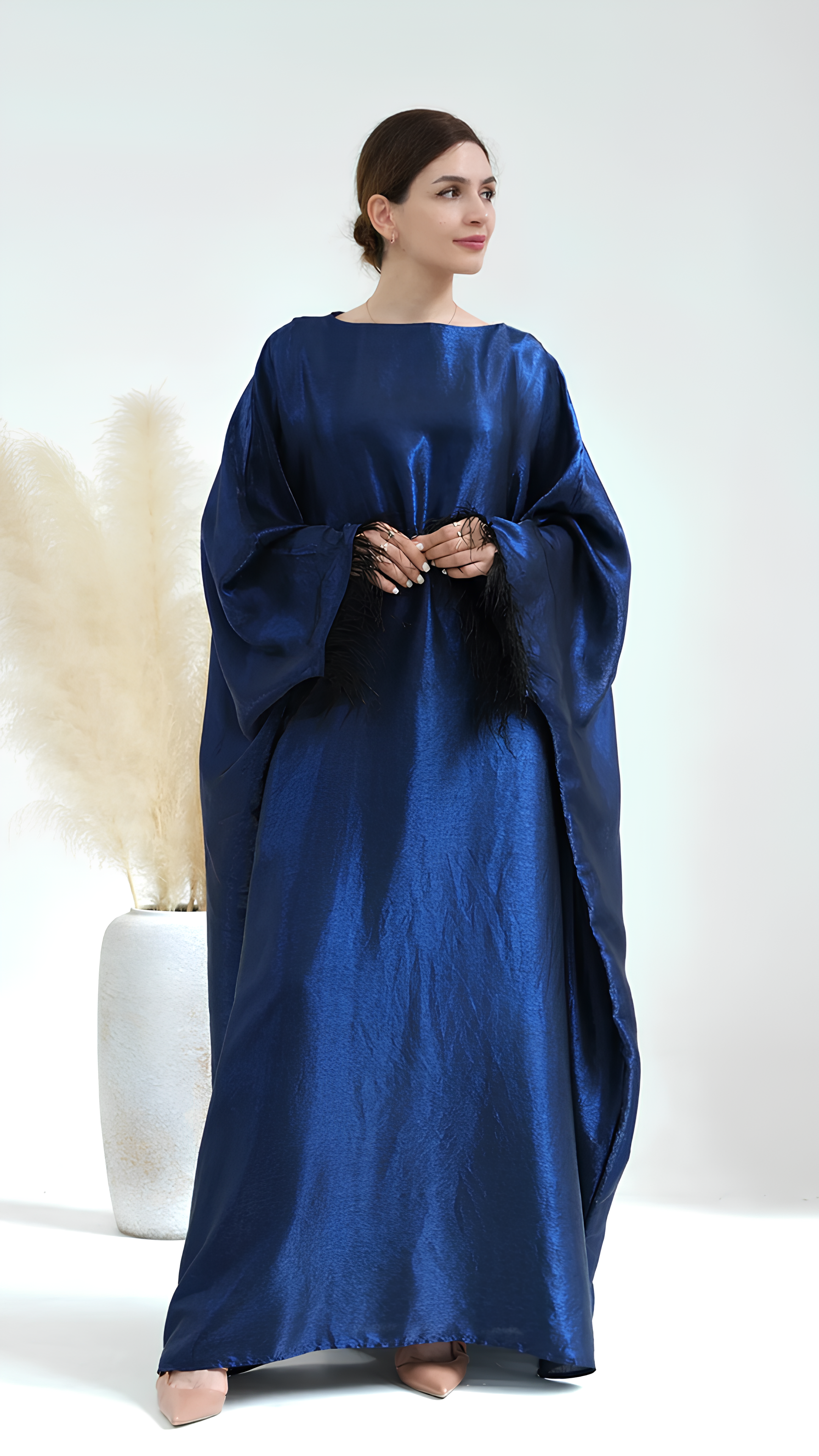 Abaya à plumes fermées