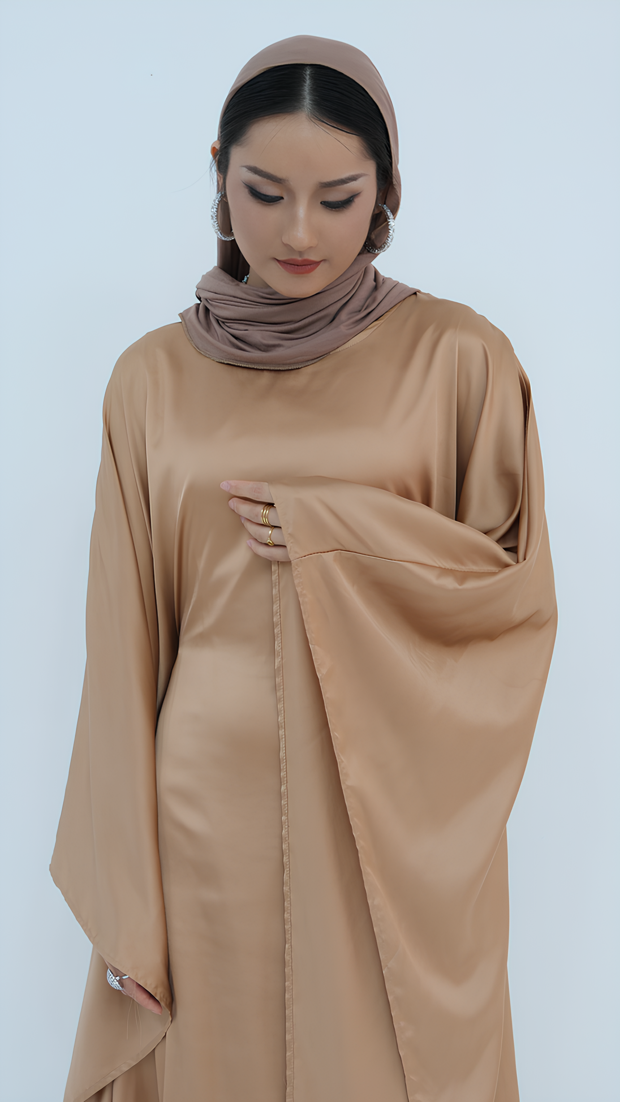 Abaya aus Samt mit Schmetterlingen