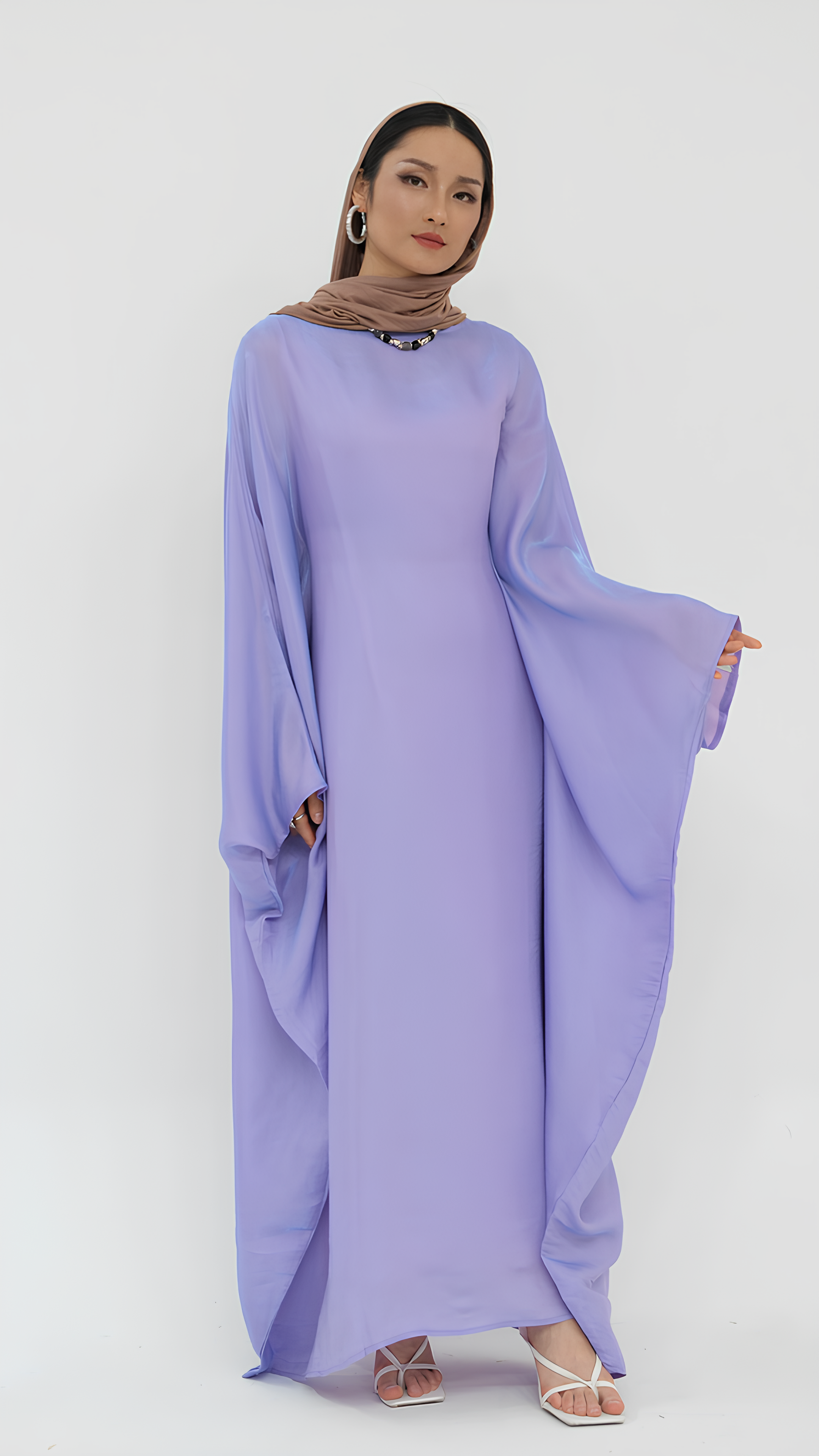 Elegantes Abaya aus Satin mit Schmetterlingen