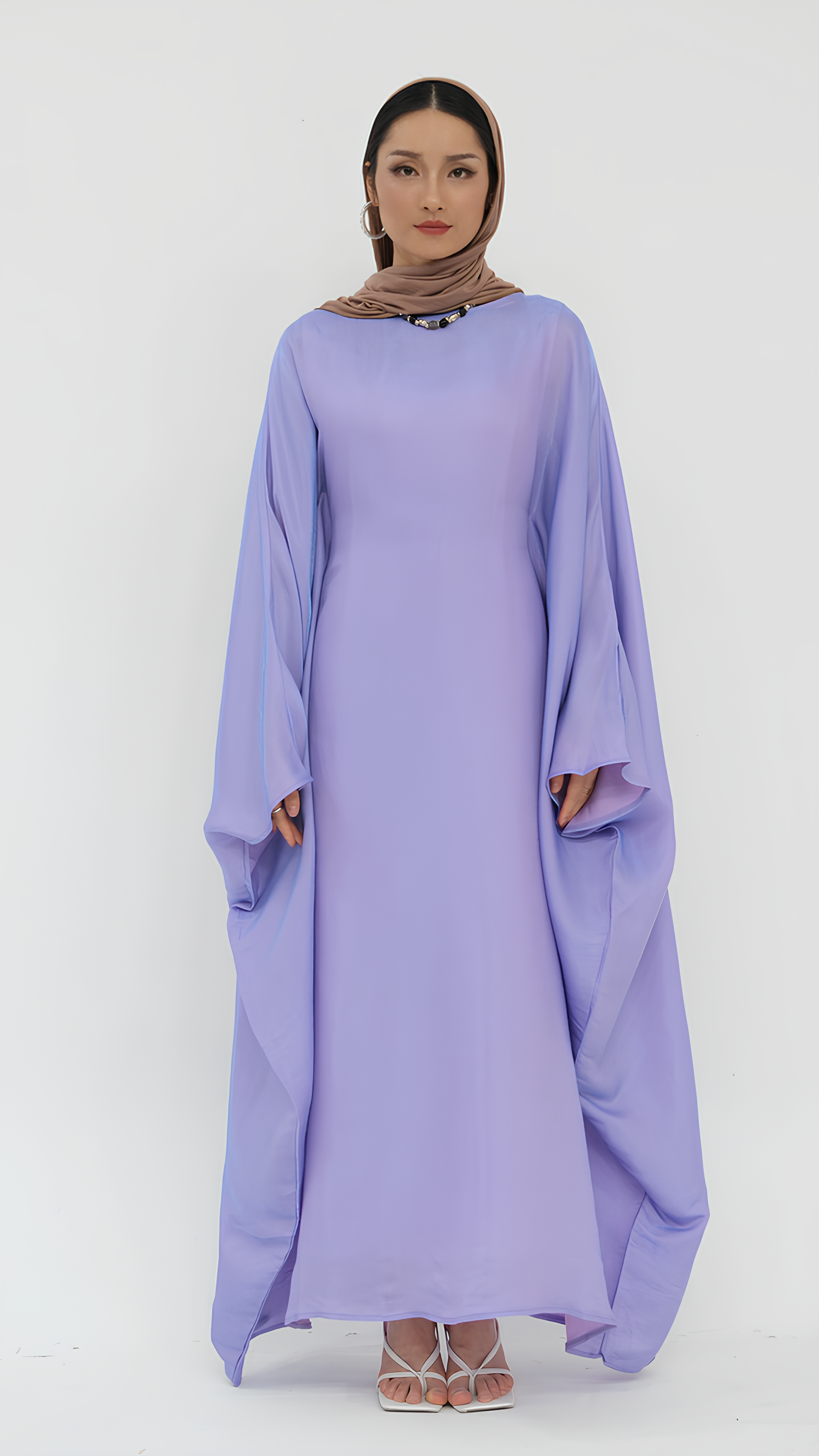 Elegantes Abaya aus Satin mit Schmetterlingen