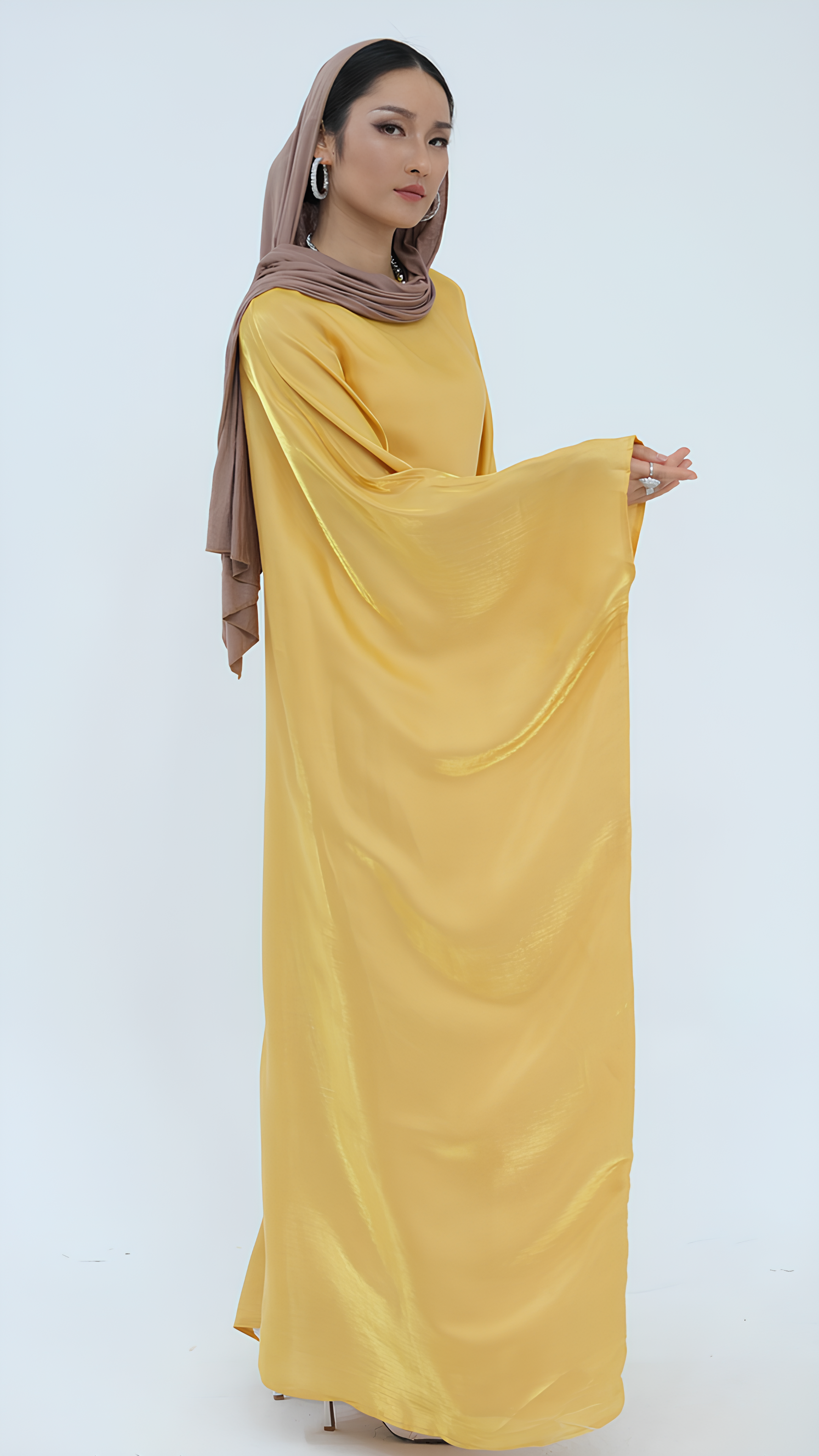 Elegantes Abaya aus Satin mit Schmetterlingen