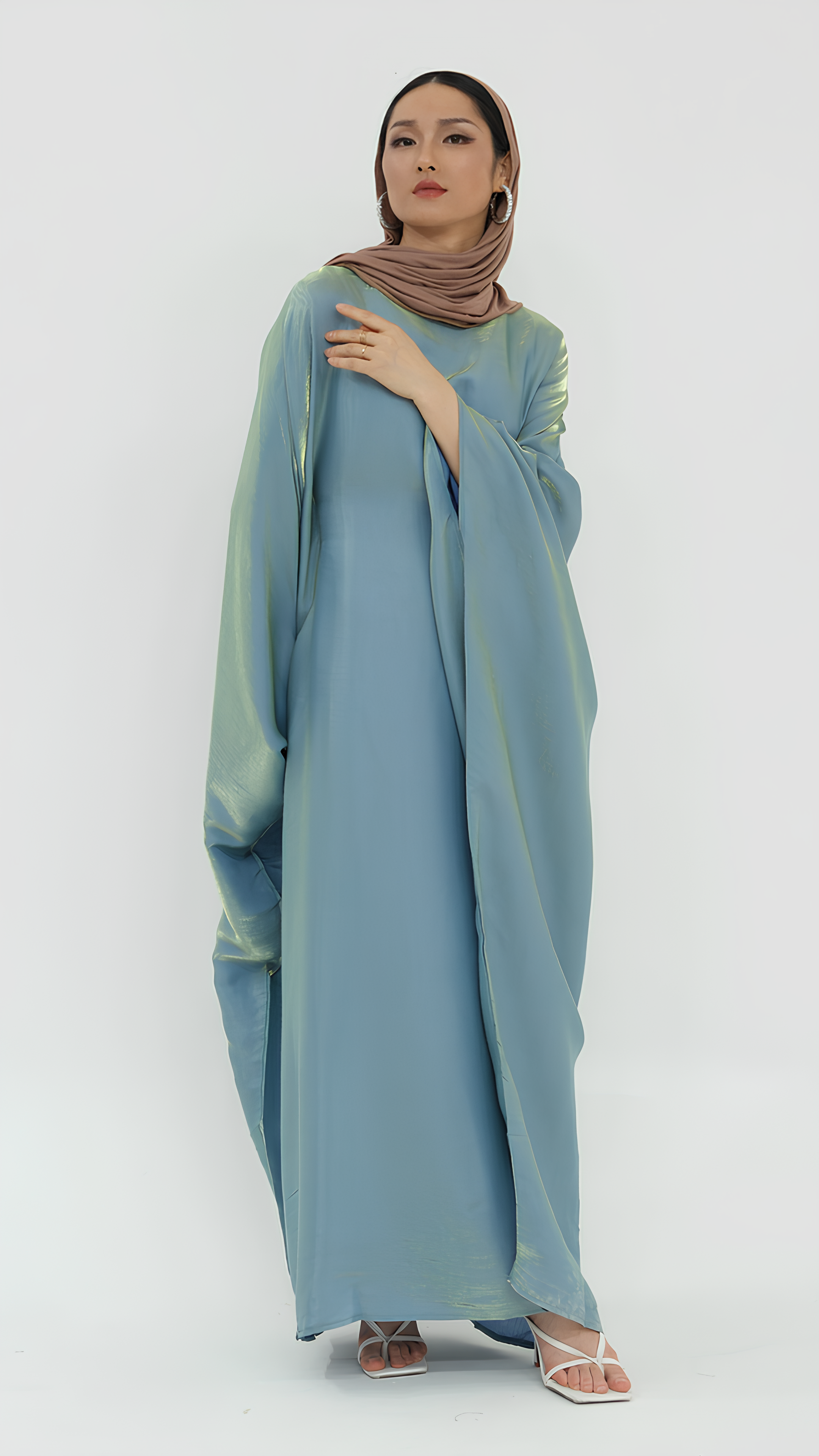 Elegantes Abaya aus Satin mit Schmetterlingen