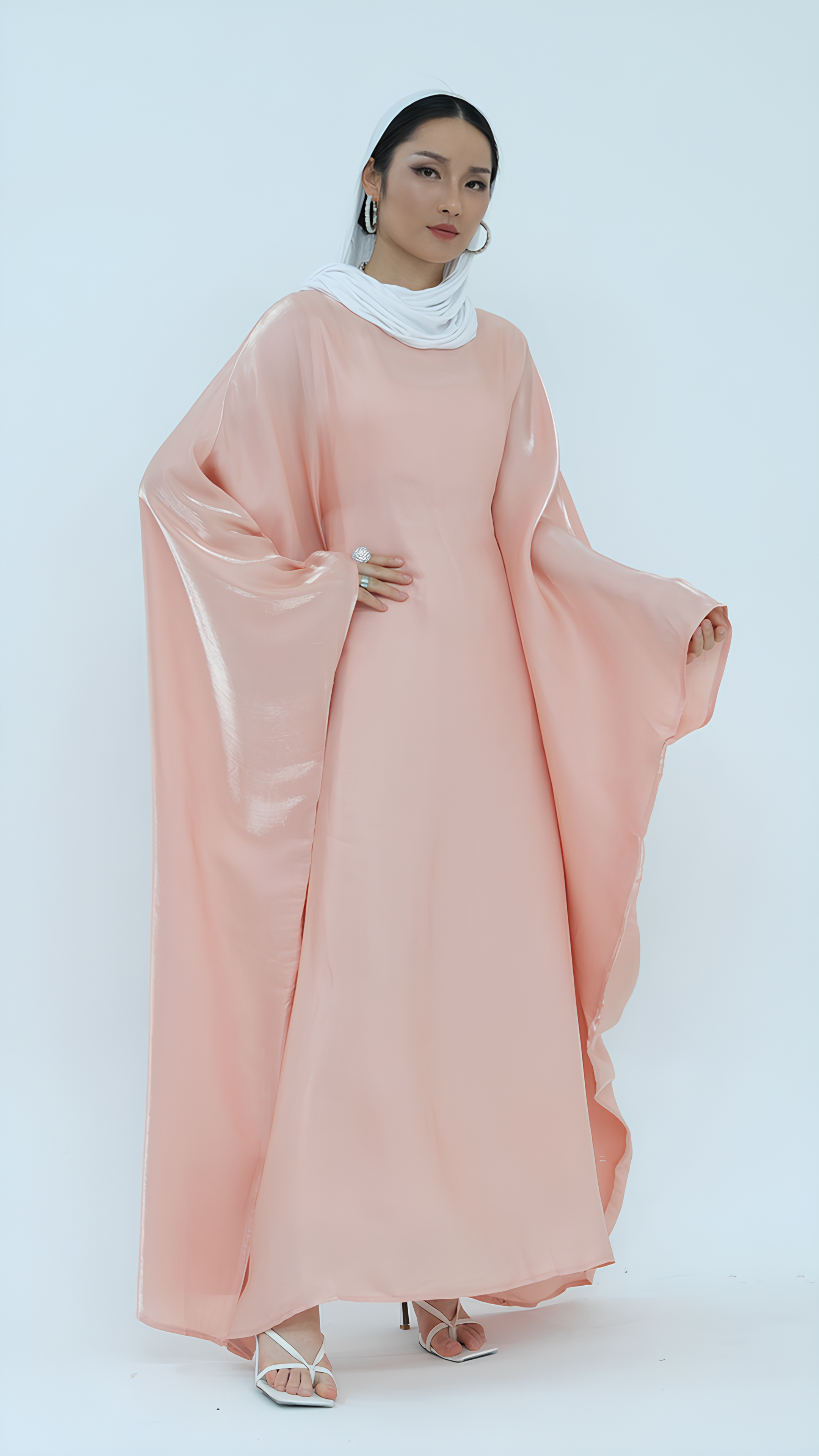 Elegantes Abaya aus Satin mit Schmetterlingen