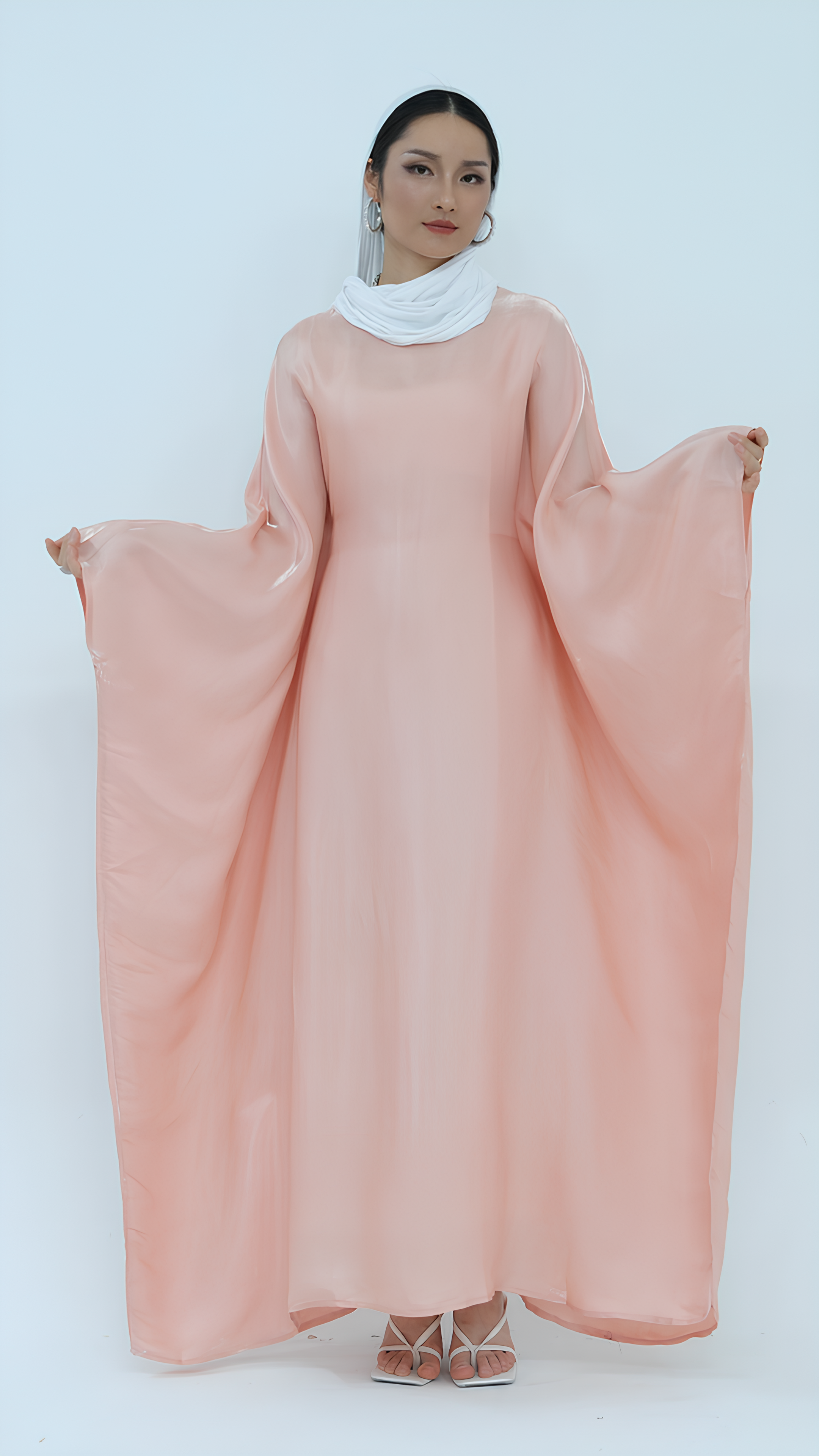 Elegantes Abaya aus Satin mit Schmetterlingen