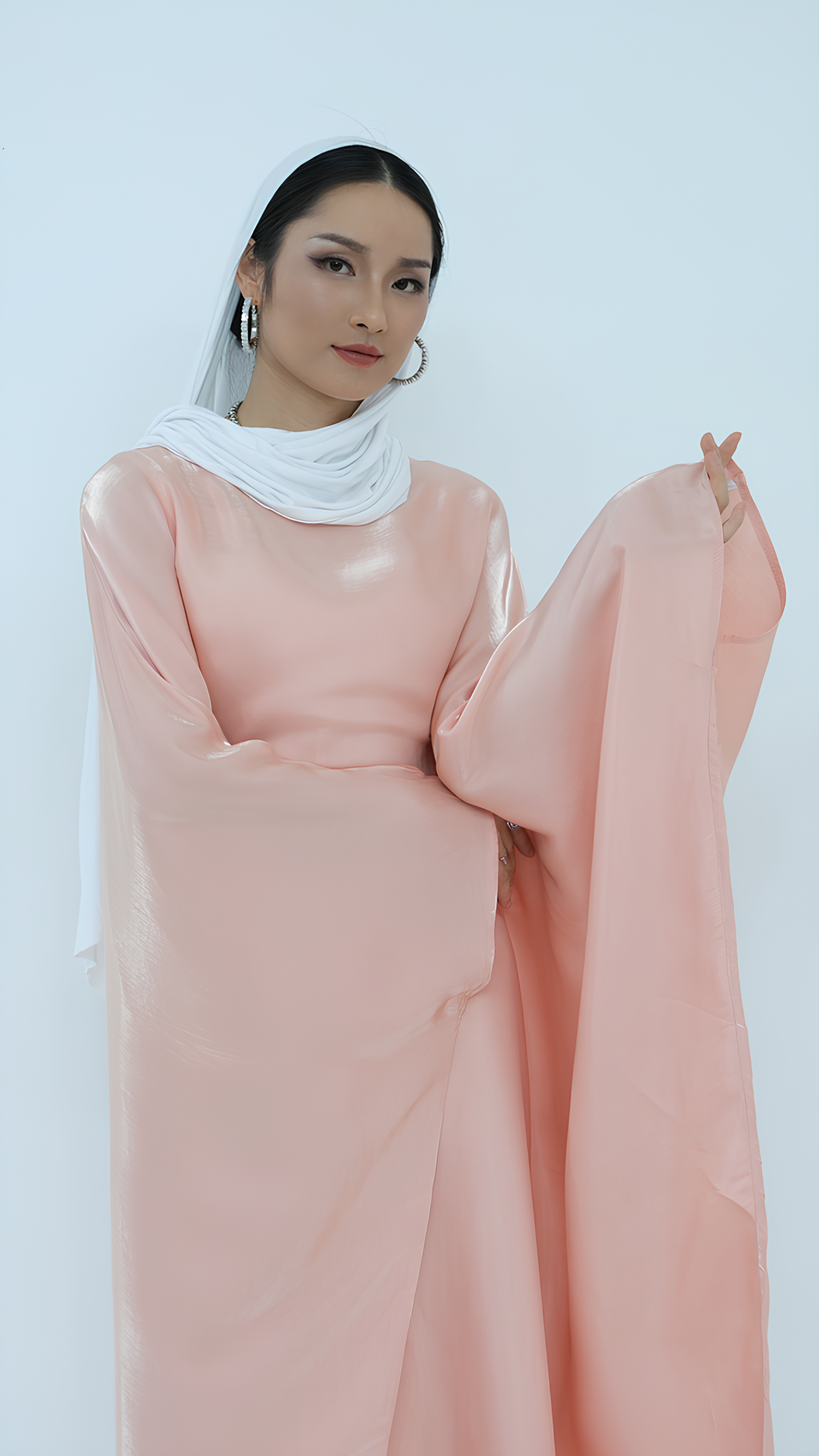 Elegantes Abaya aus Satin mit Schmetterlingen