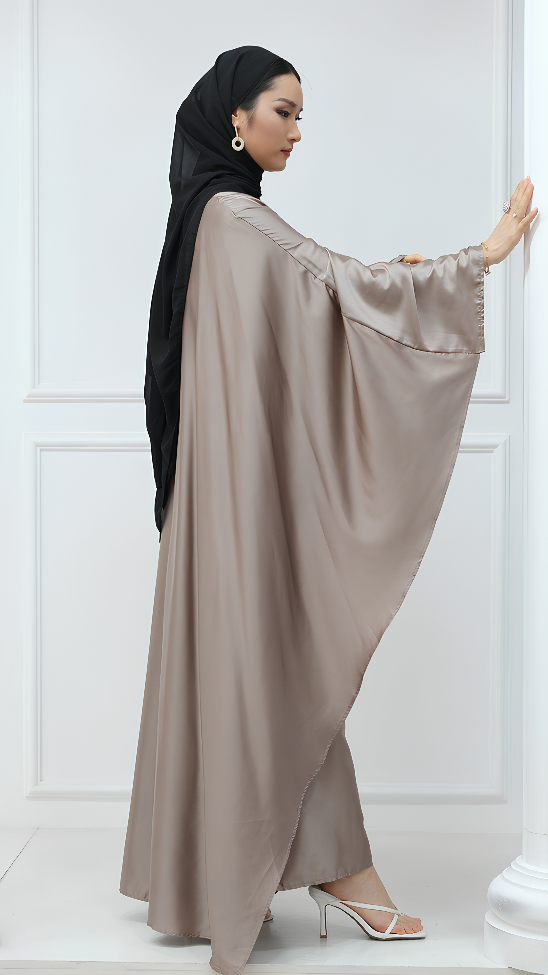 Abaya papillon en satin scintillant