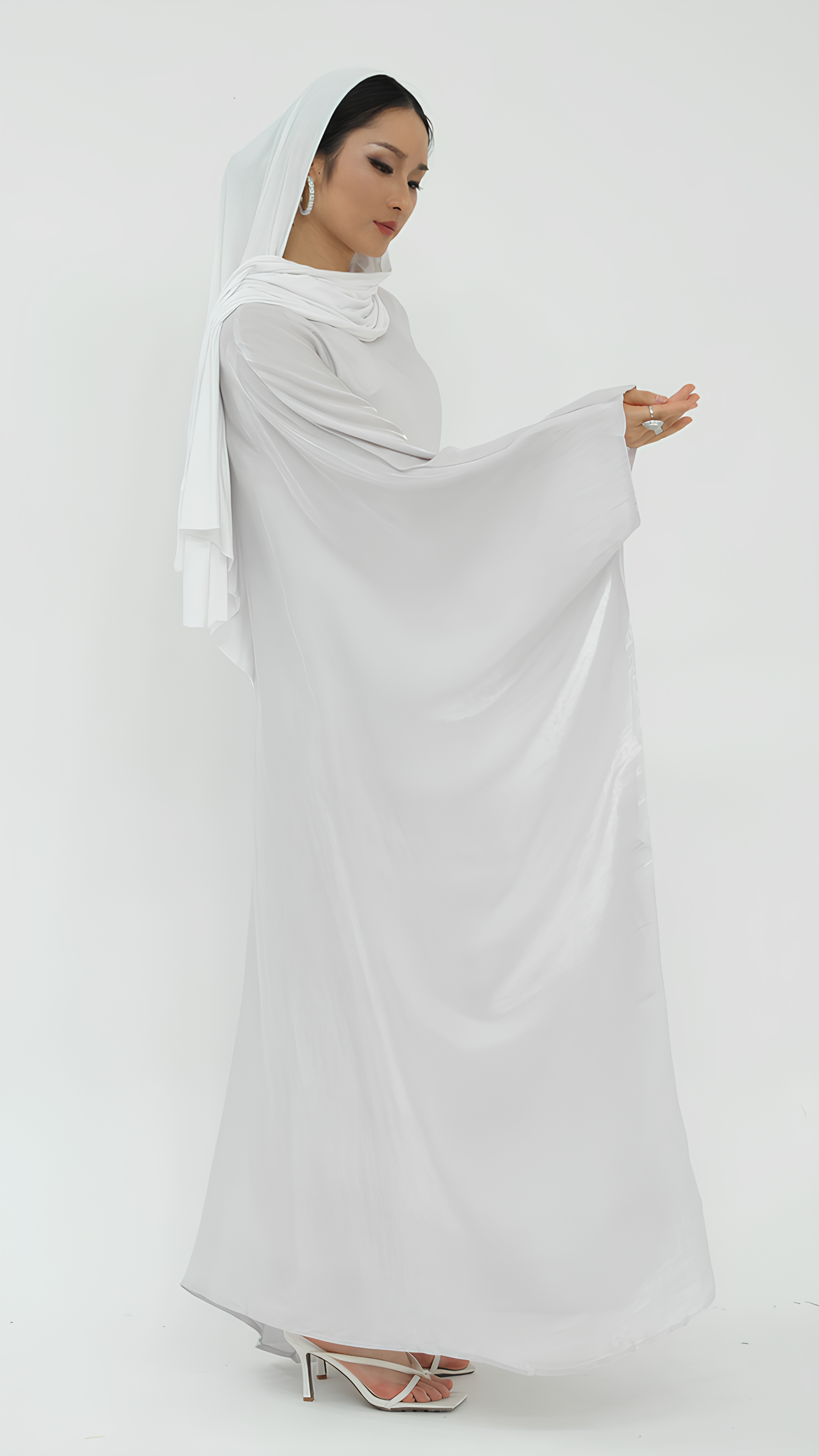 Elegantes Abaya aus Satin mit Schmetterlingen