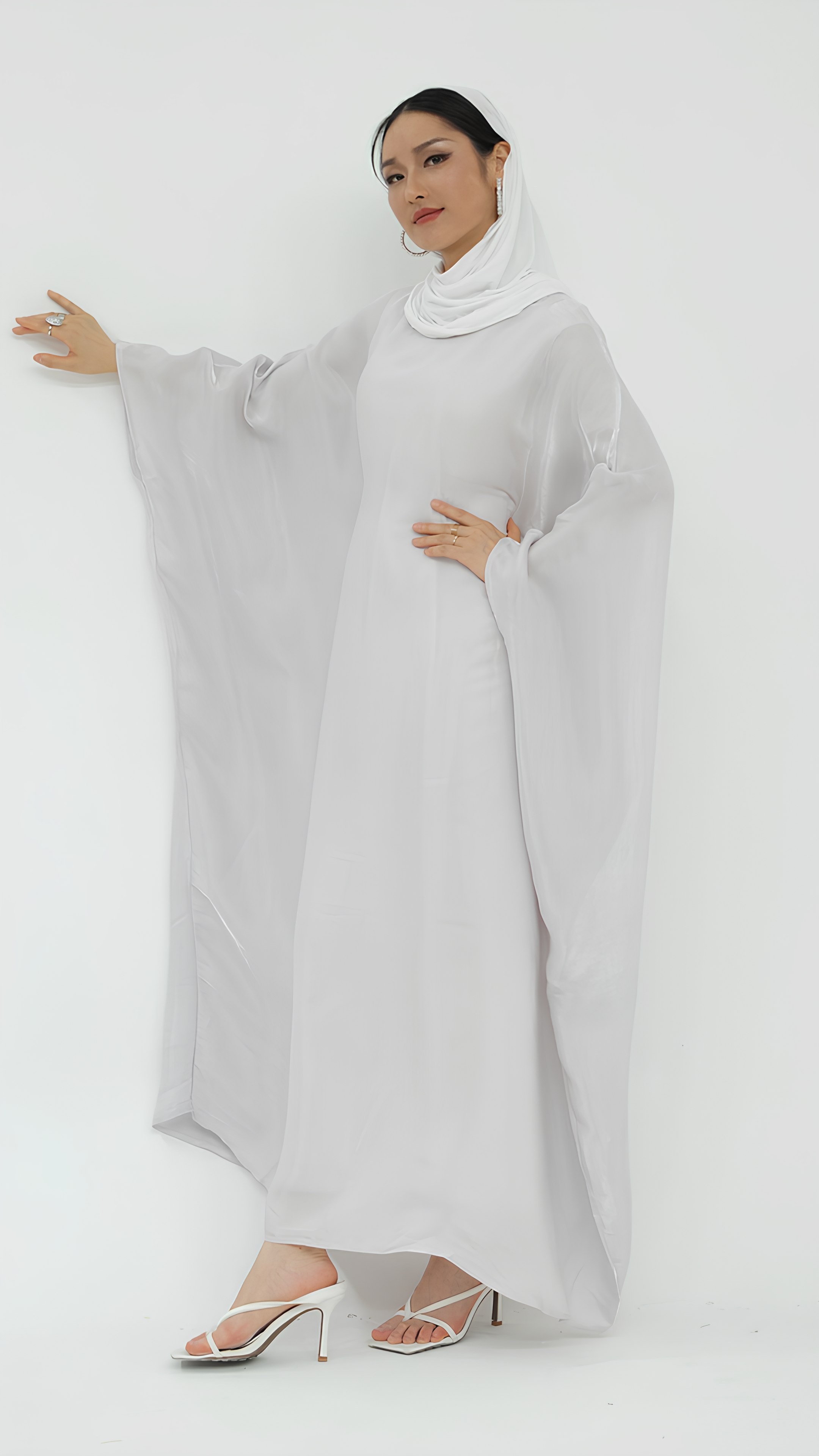 Elegantes Abaya aus Satin mit Schmetterlingen