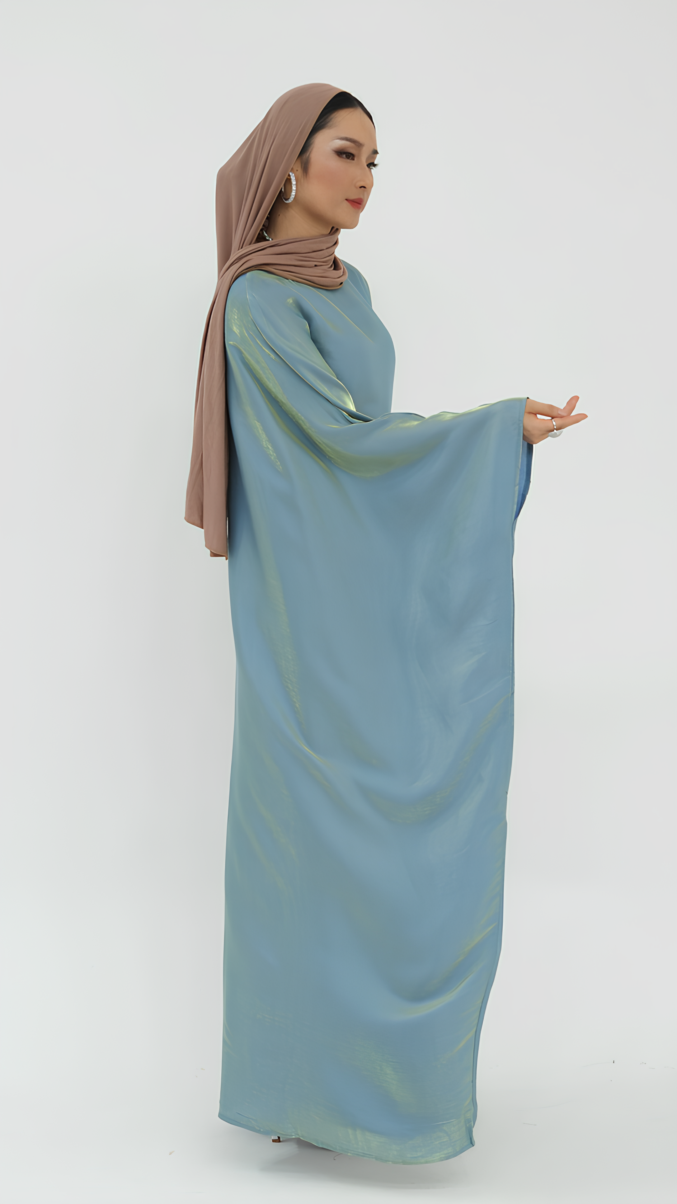 Elegantes Abaya aus Satin mit Schmetterlingen