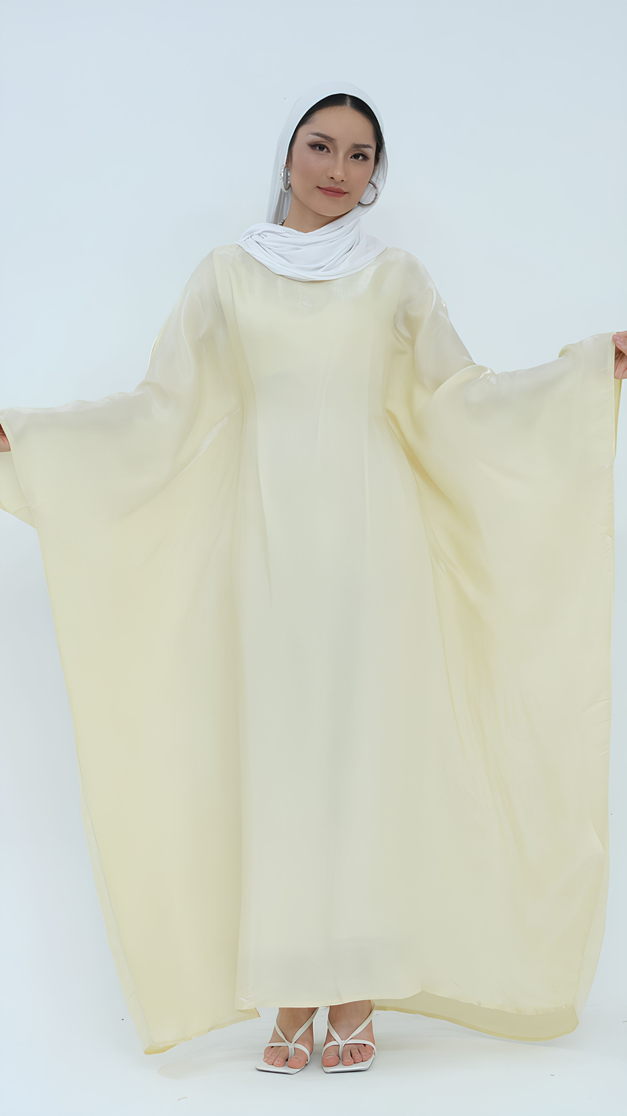 Elegantes Abaya aus Satin mit Schmetterlingen