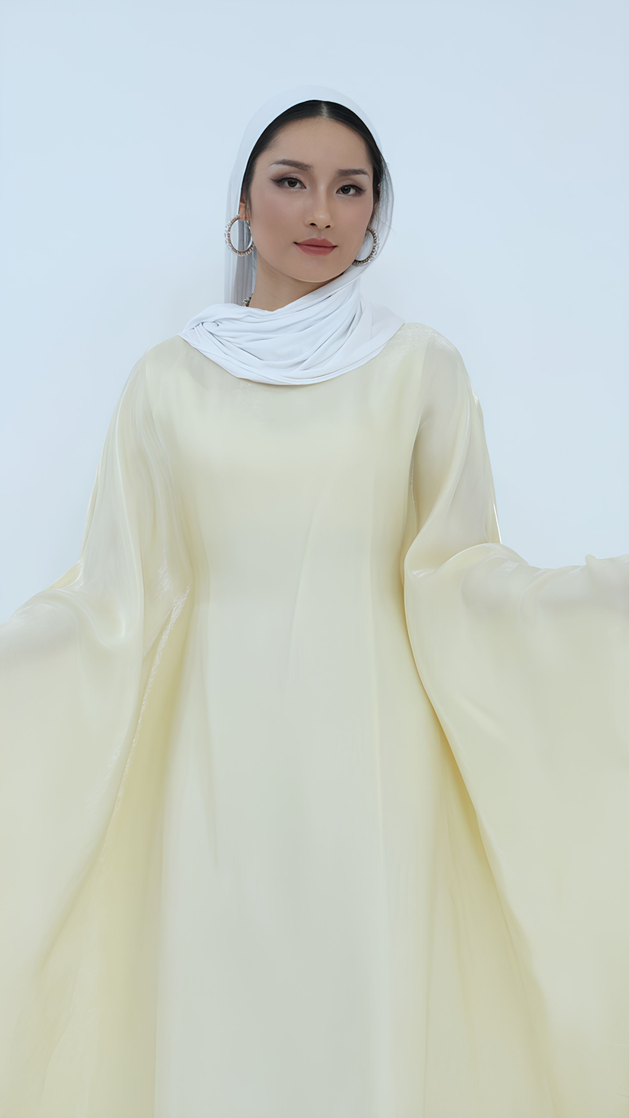 Elegantes Abaya aus Satin mit Schmetterlingen