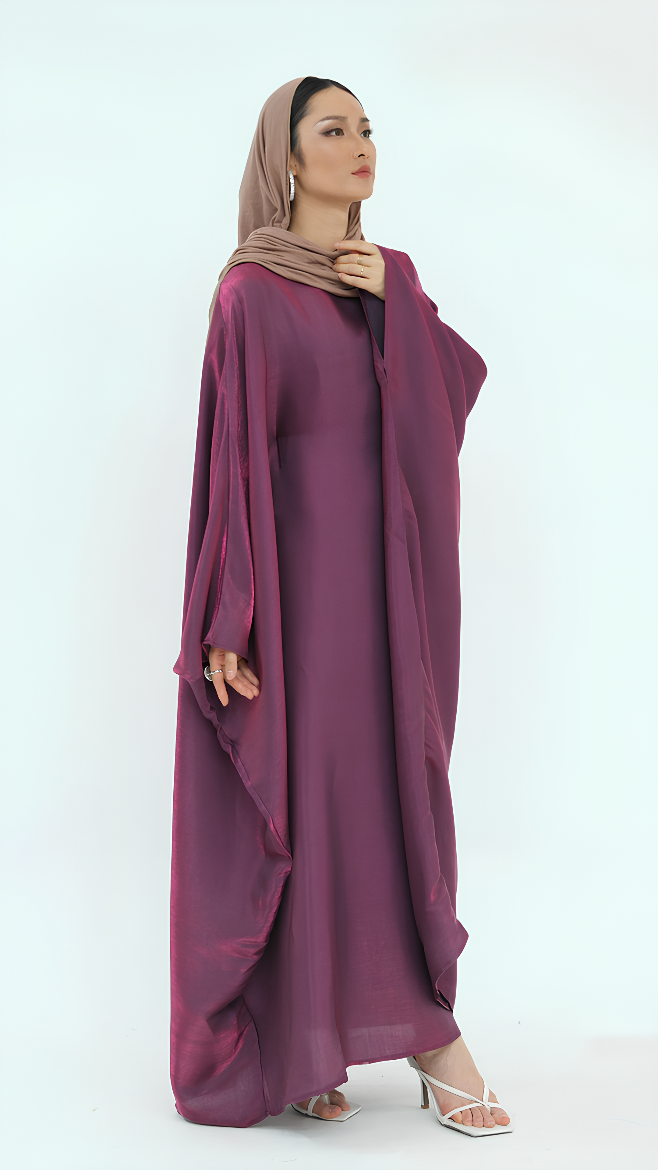 Elegantes Abaya aus Satin mit Schmetterlingen