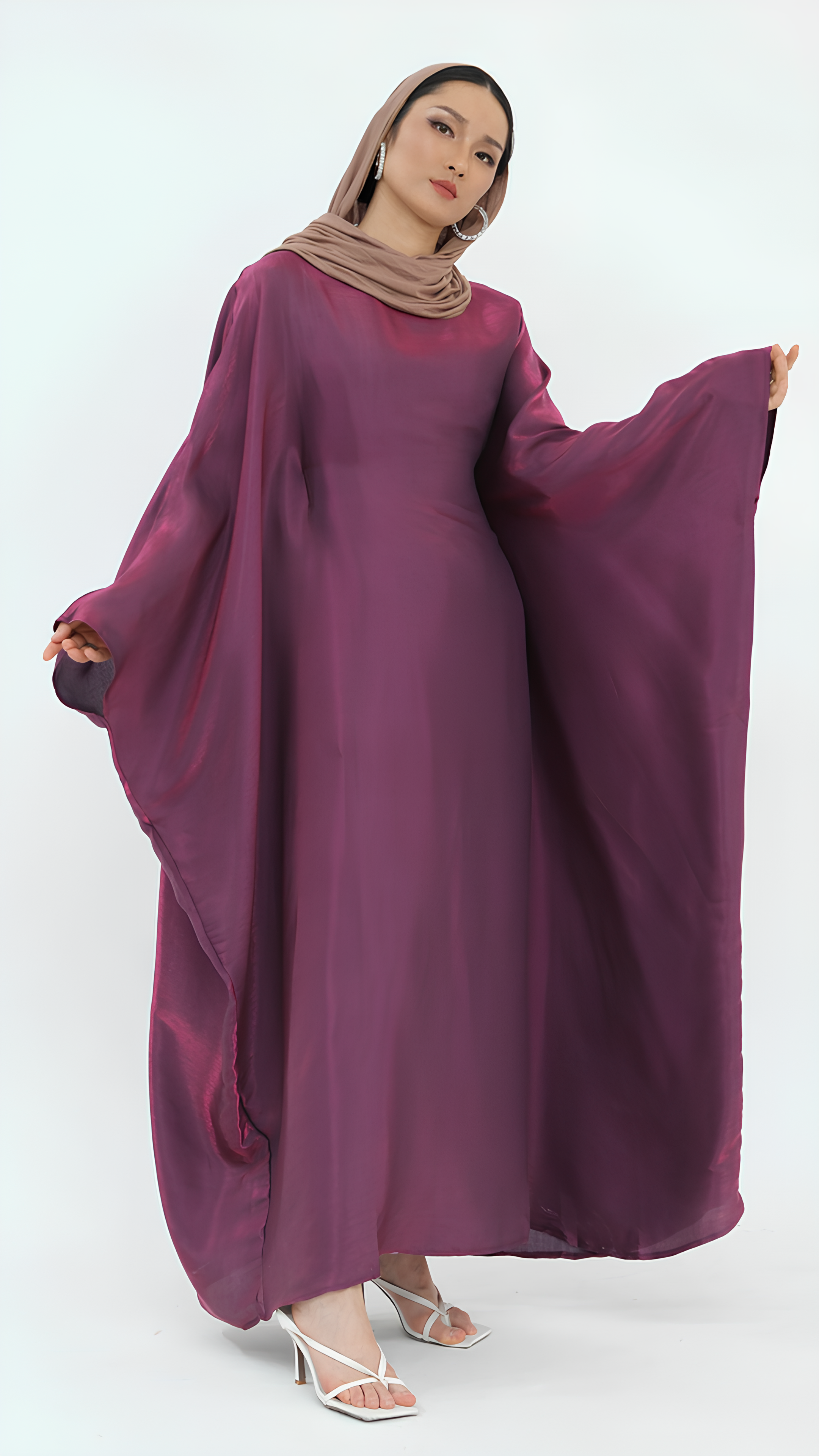 Elegantes Abaya aus Satin mit Schmetterlingen