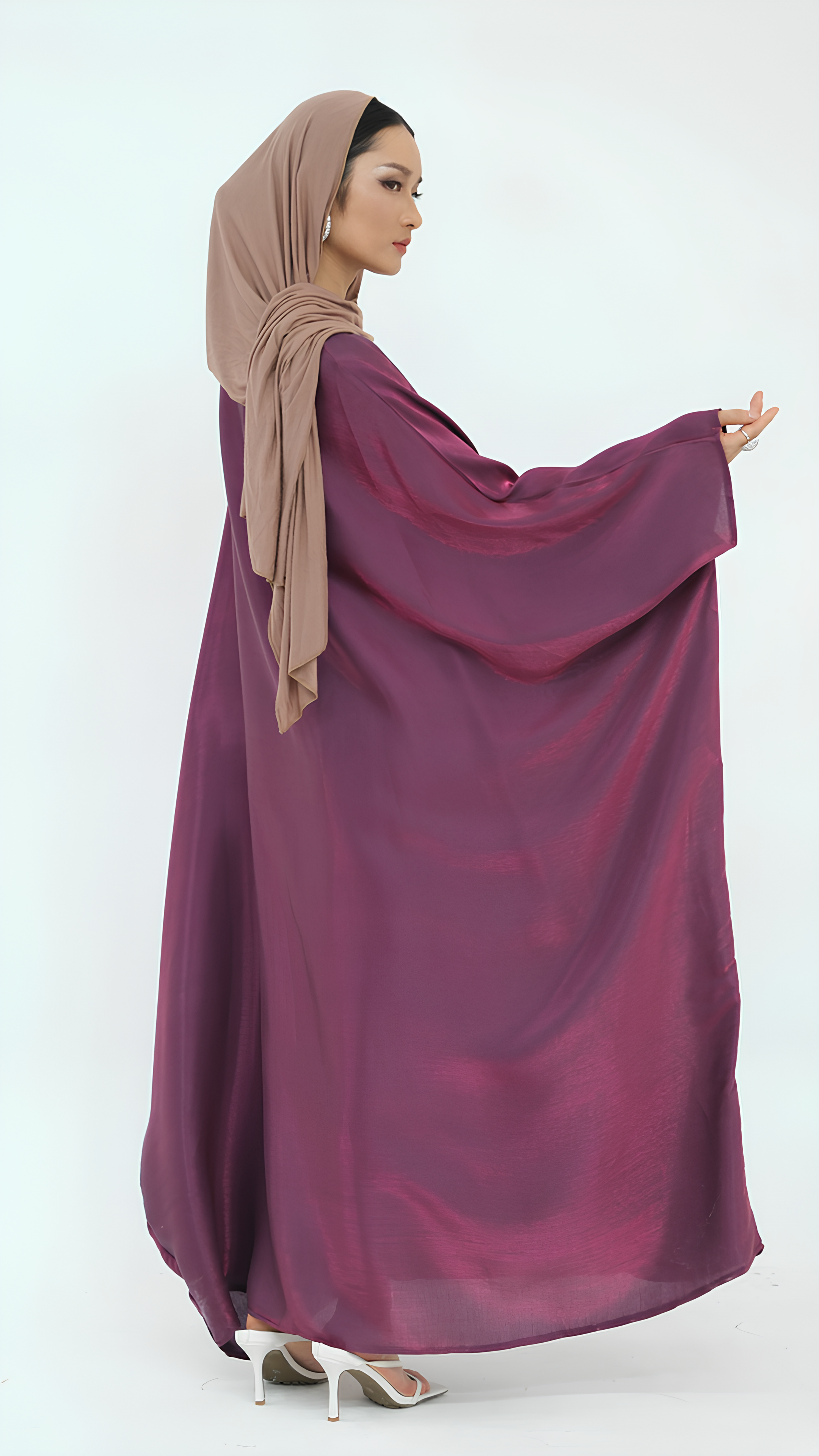 Elegantes Abaya aus Satin mit Schmetterlingen