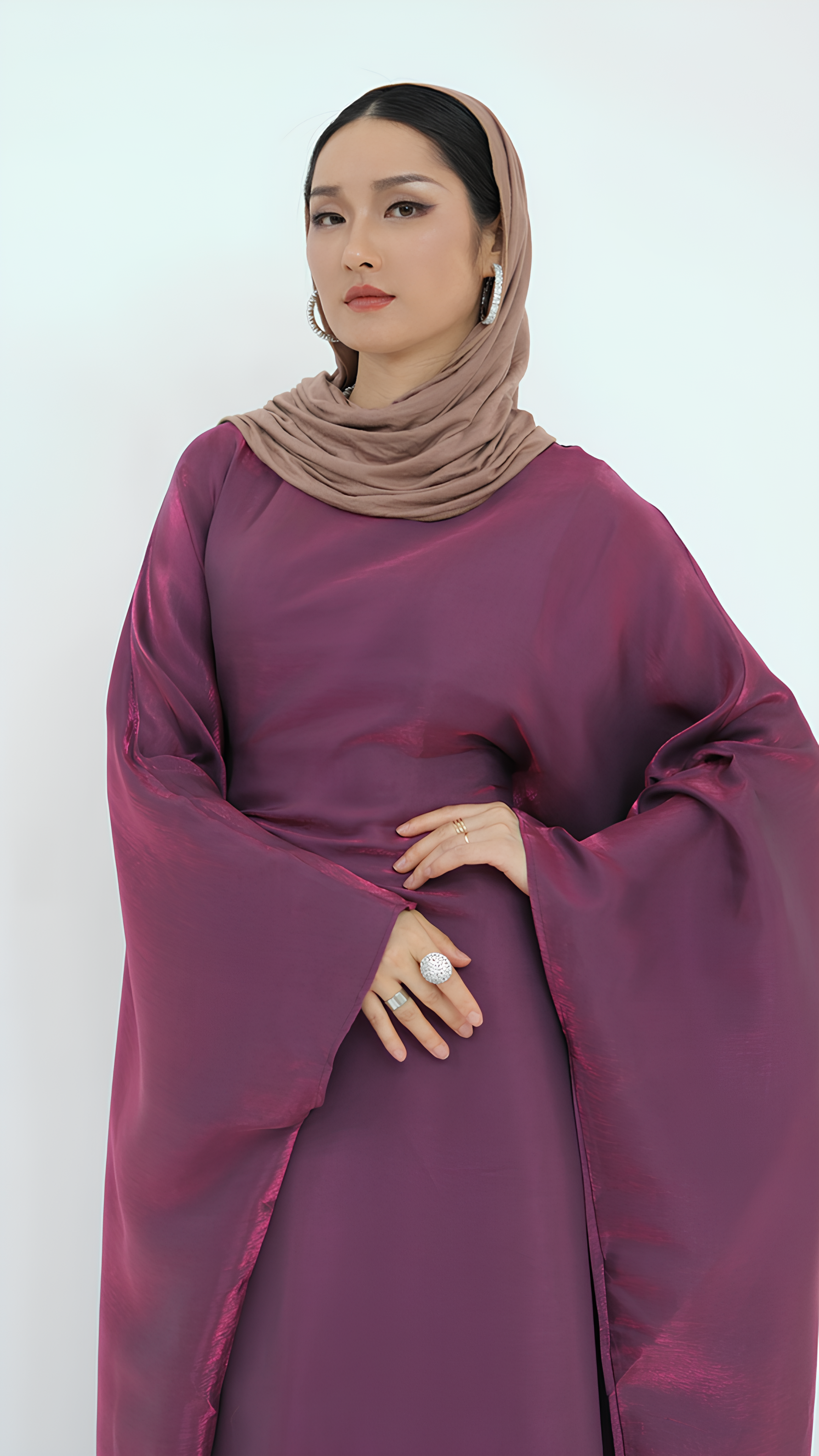 Elegantes Abaya aus Satin mit Schmetterlingen