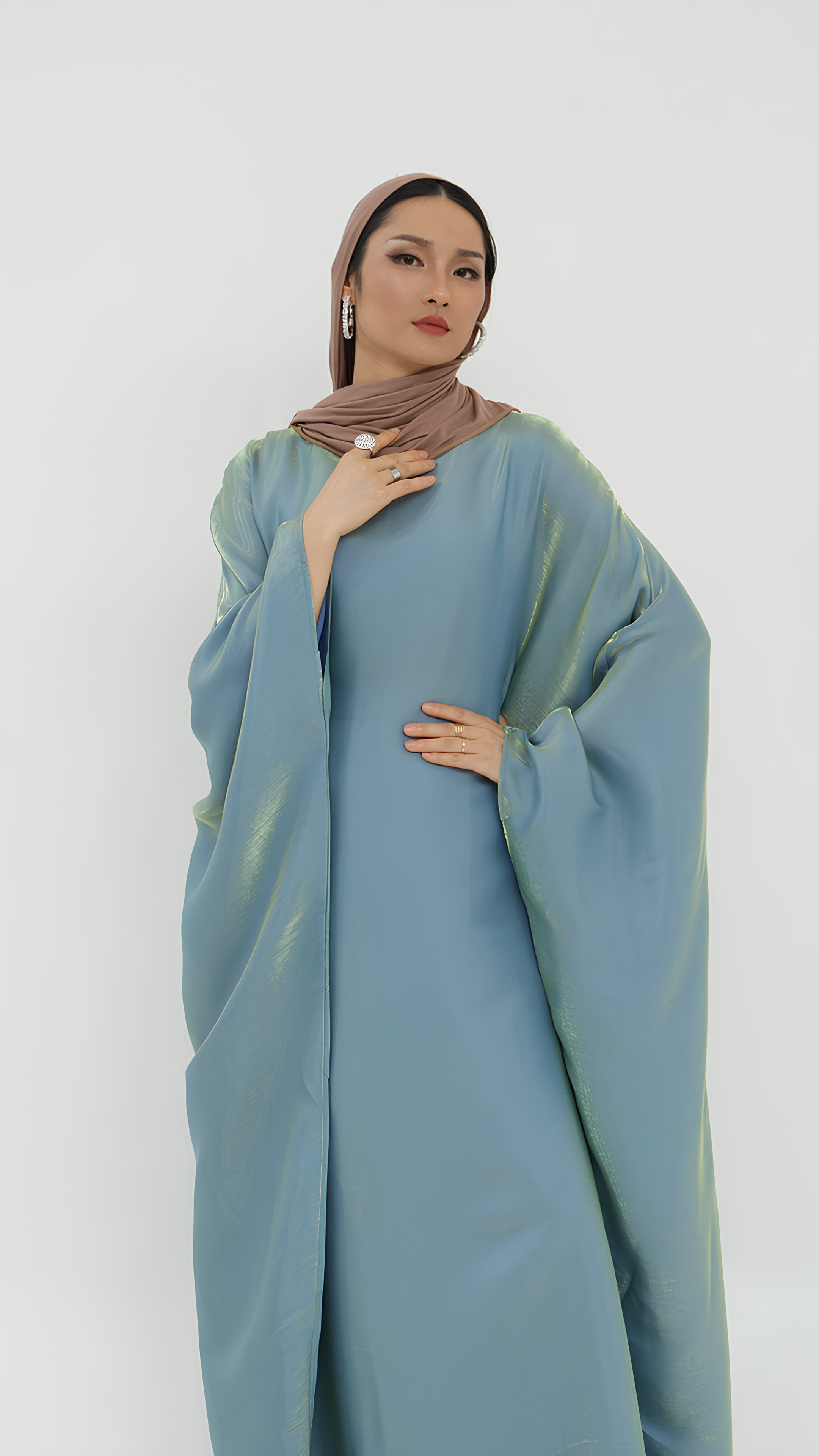 Elegantes Abaya aus Satin mit Schmetterlingen