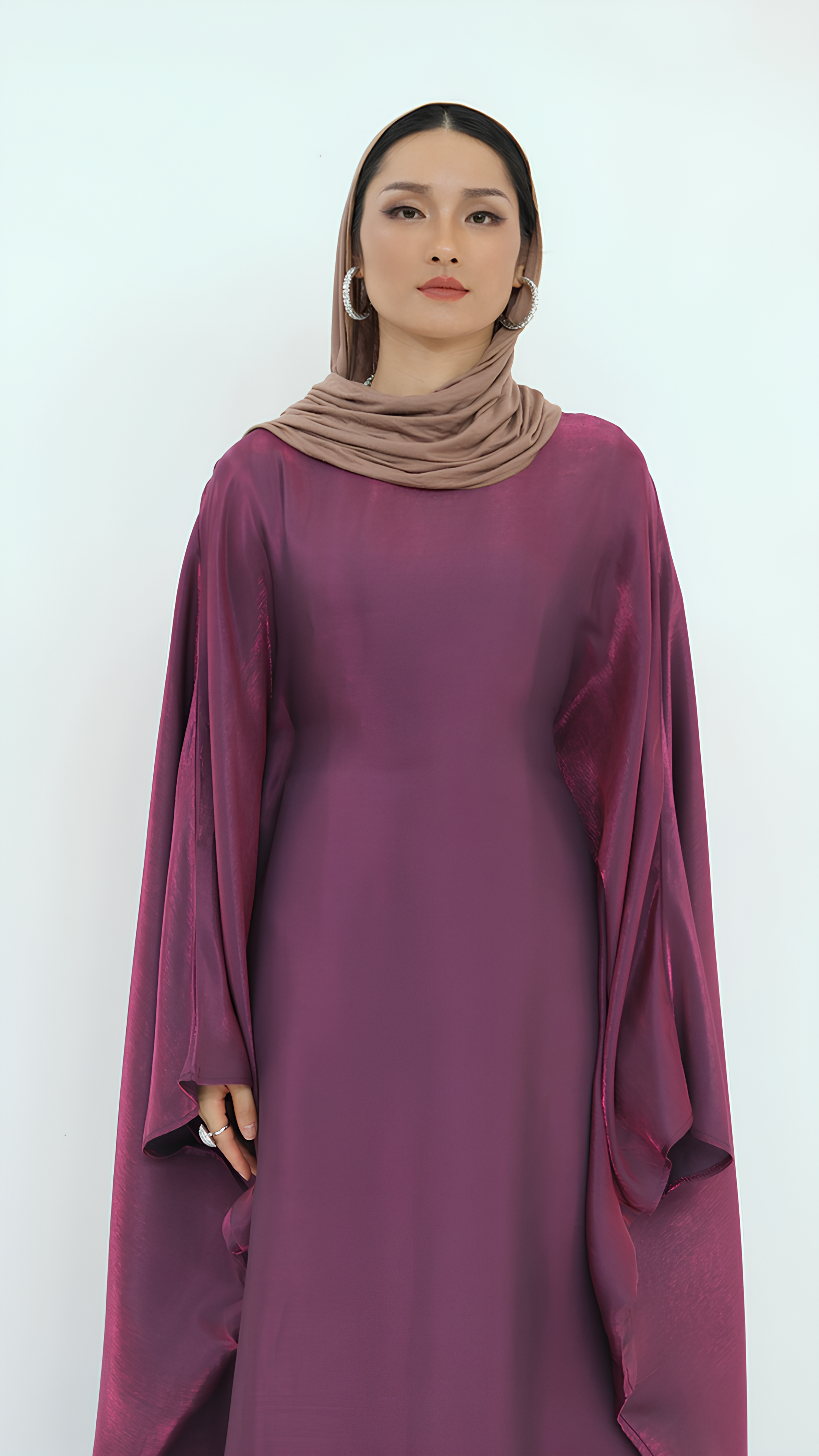 Elegantes Abaya aus Satin mit Schmetterlingen