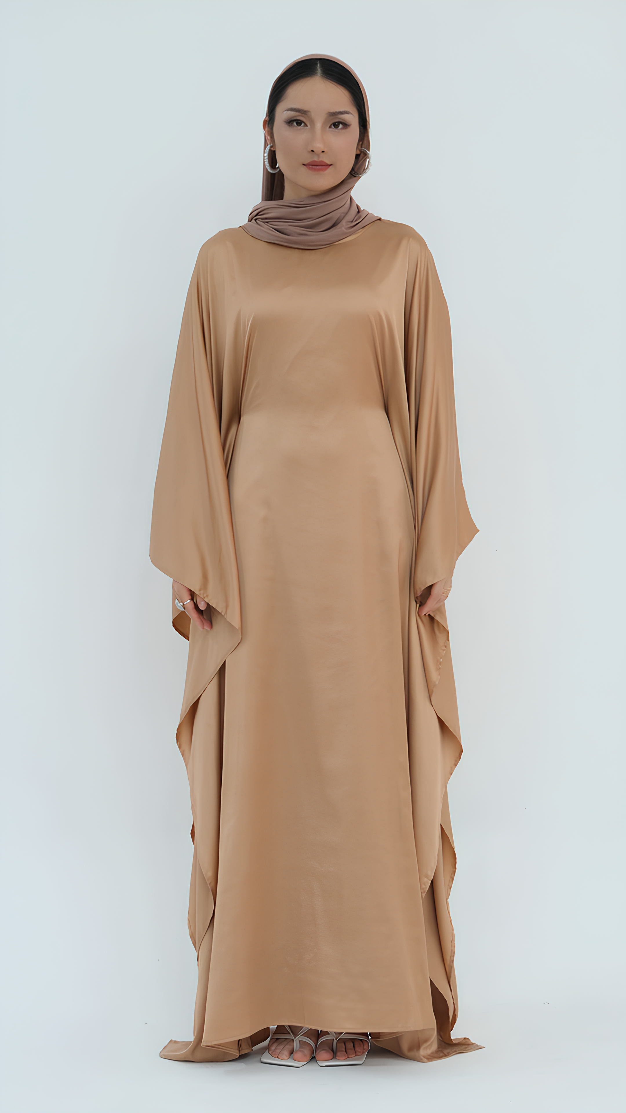 Elegantes Abaya aus Satin mit Schmetterlingen