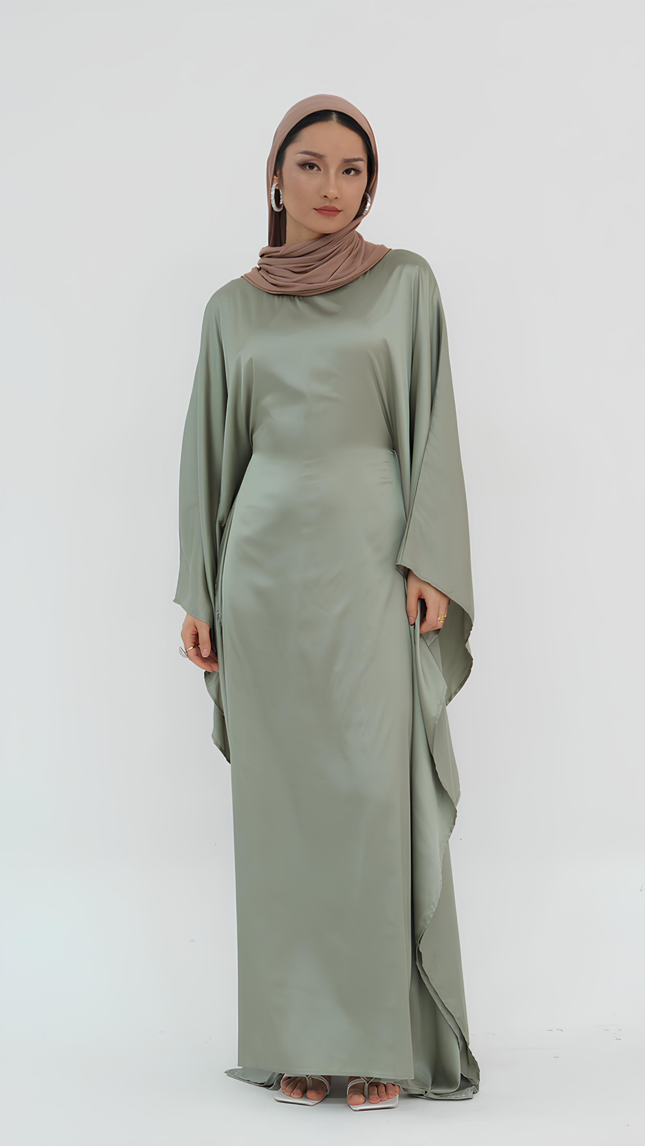 Elegantes Abaya aus Satin mit Schmetterlingen