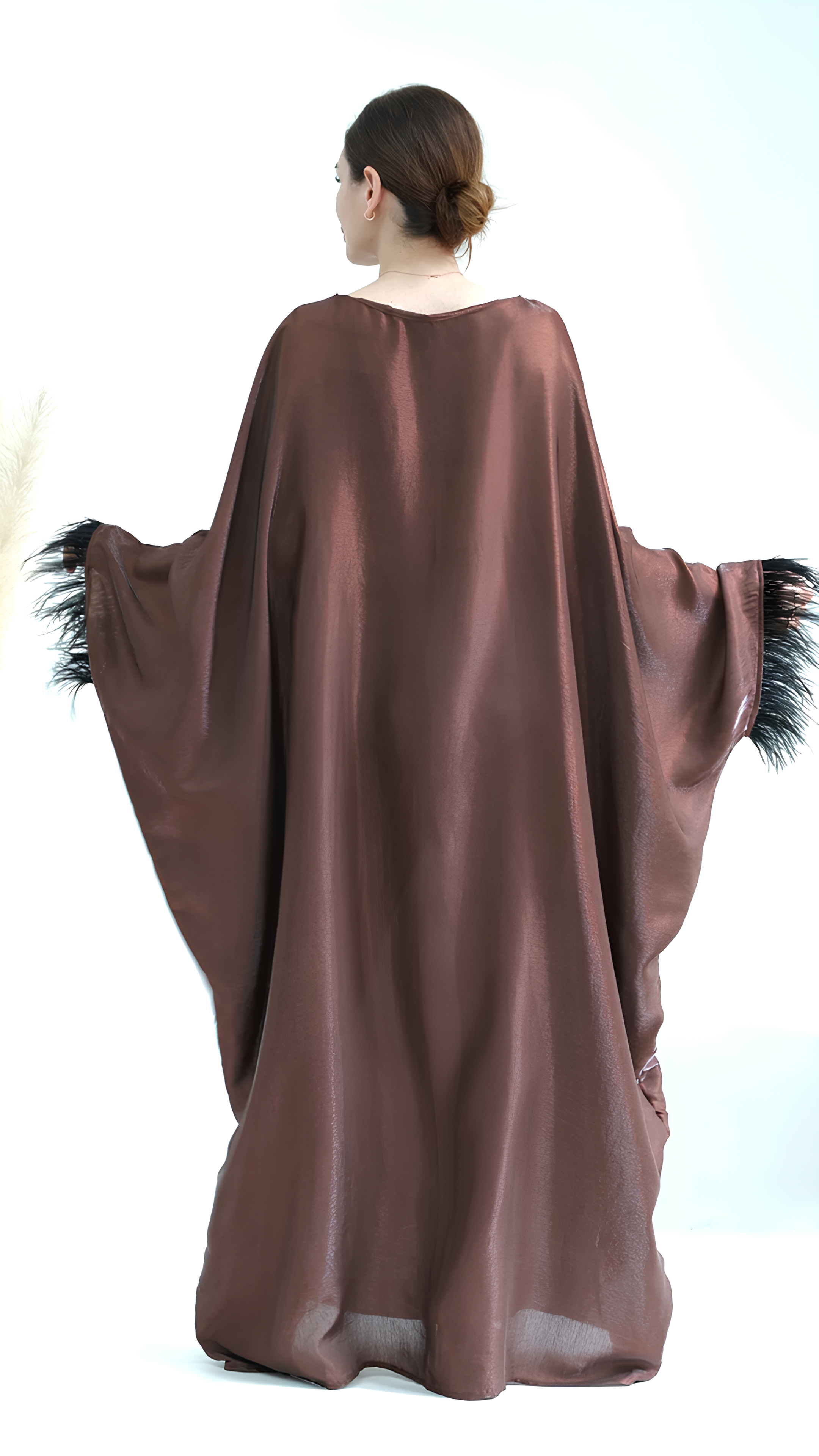 Abaya à plumes fermées