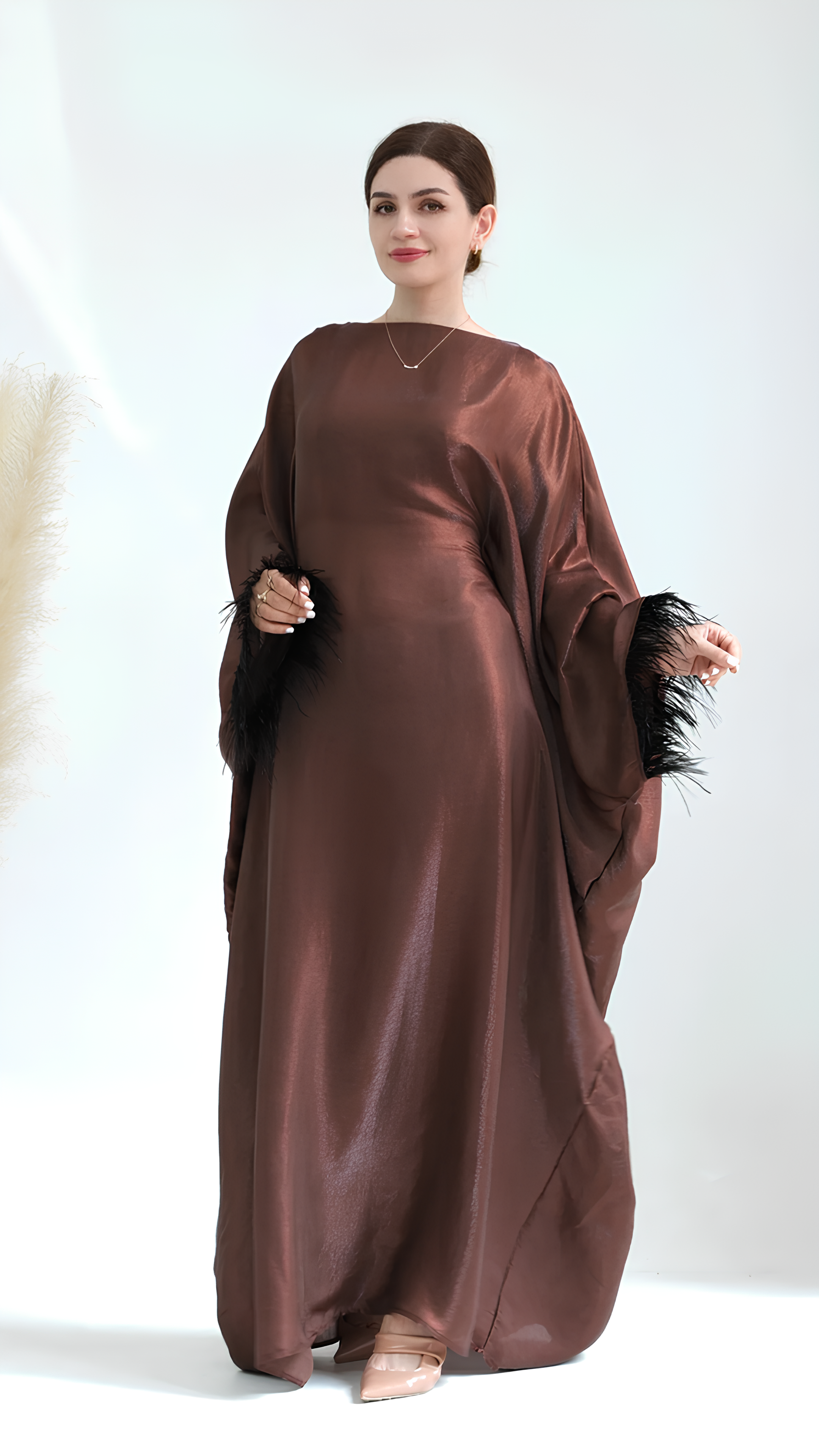 Abaya à plumes fermées