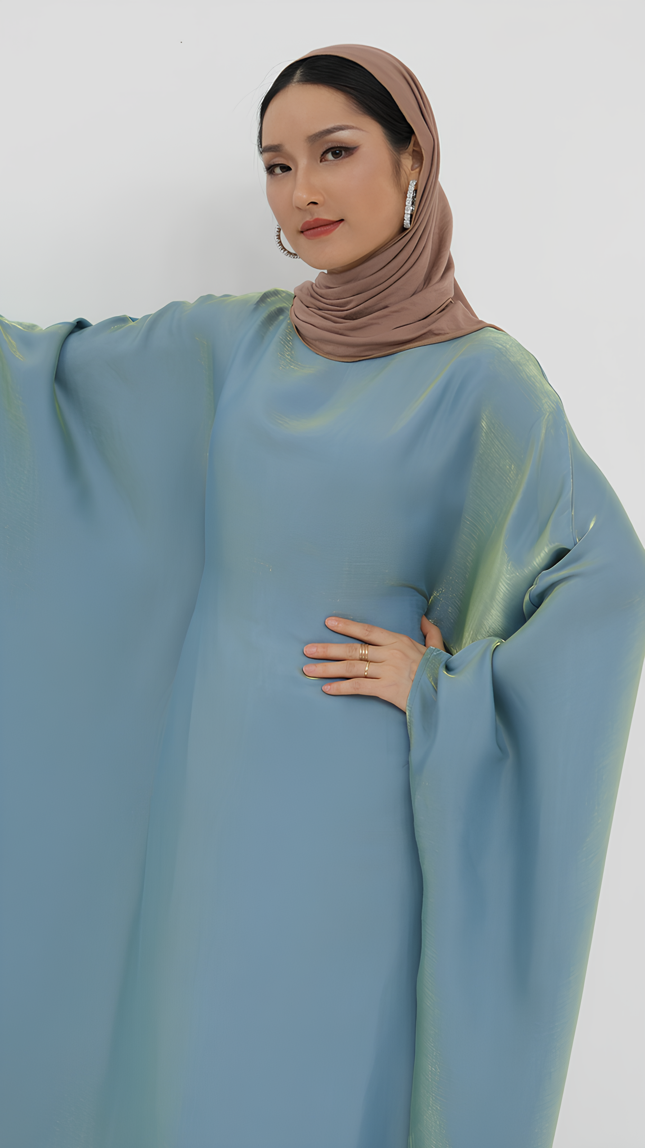 Elegantes Abaya aus Satin mit Schmetterlingen