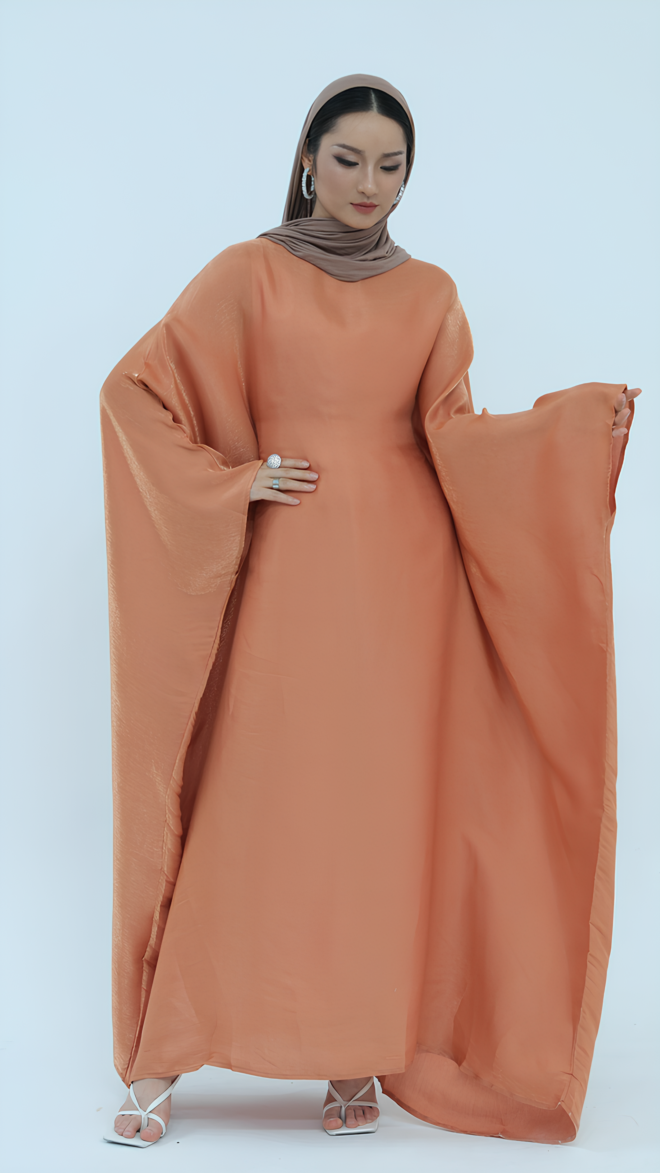 Elegantes Abaya aus Satin mit Schmetterlingen