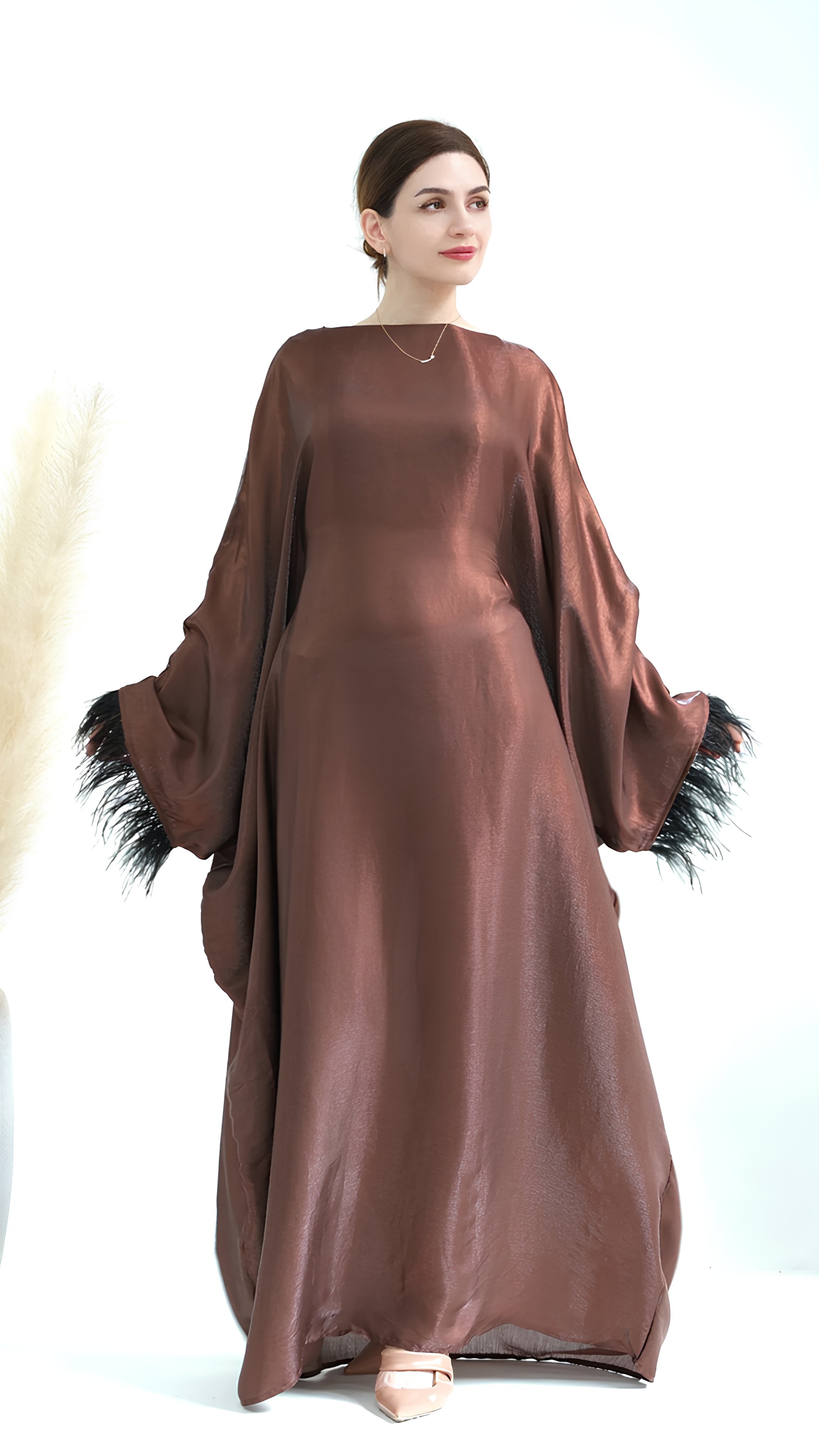 Abaya à plumes fermées