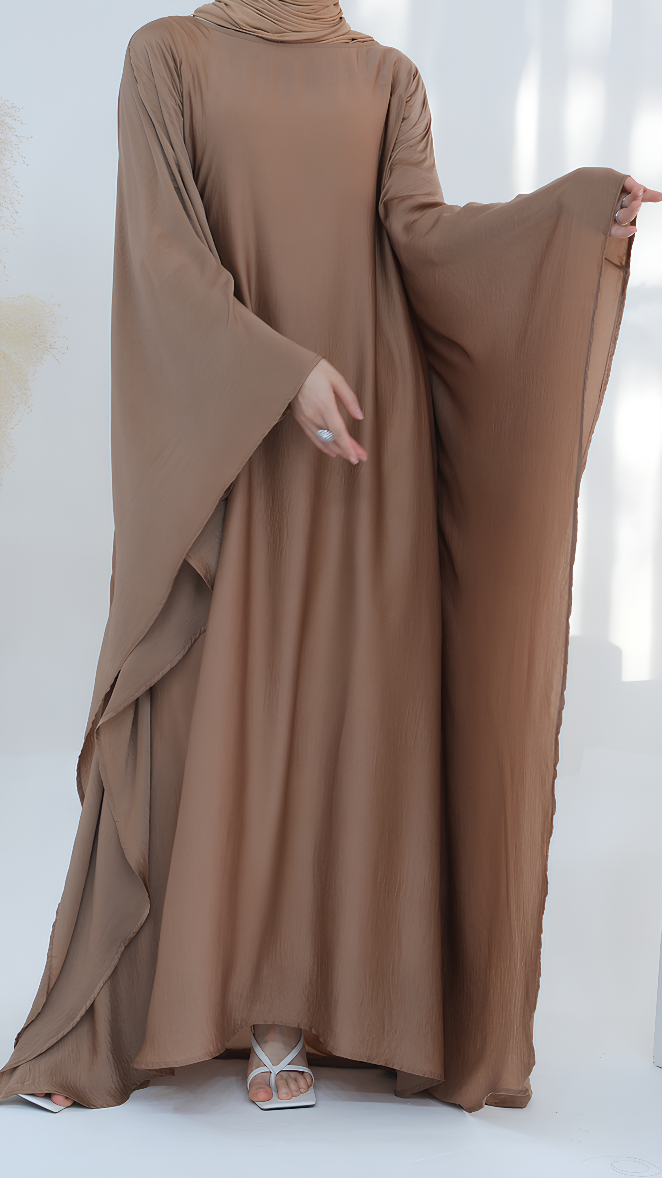 Abaya mit Schmetterlingsmotiv