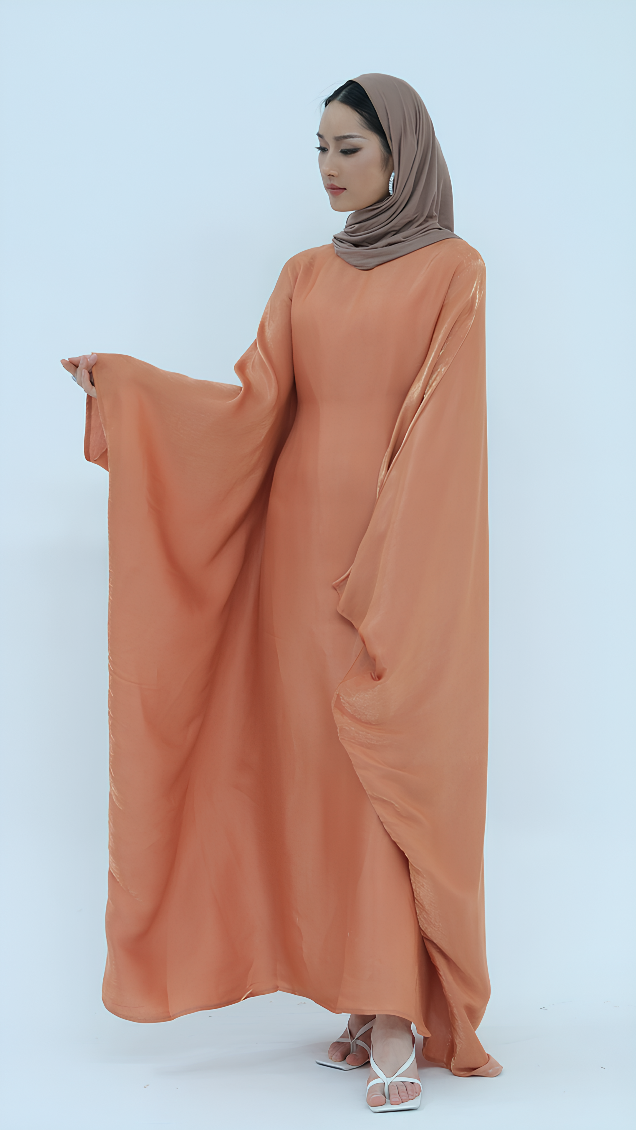 Elegantes Abaya aus Satin mit Schmetterlingen