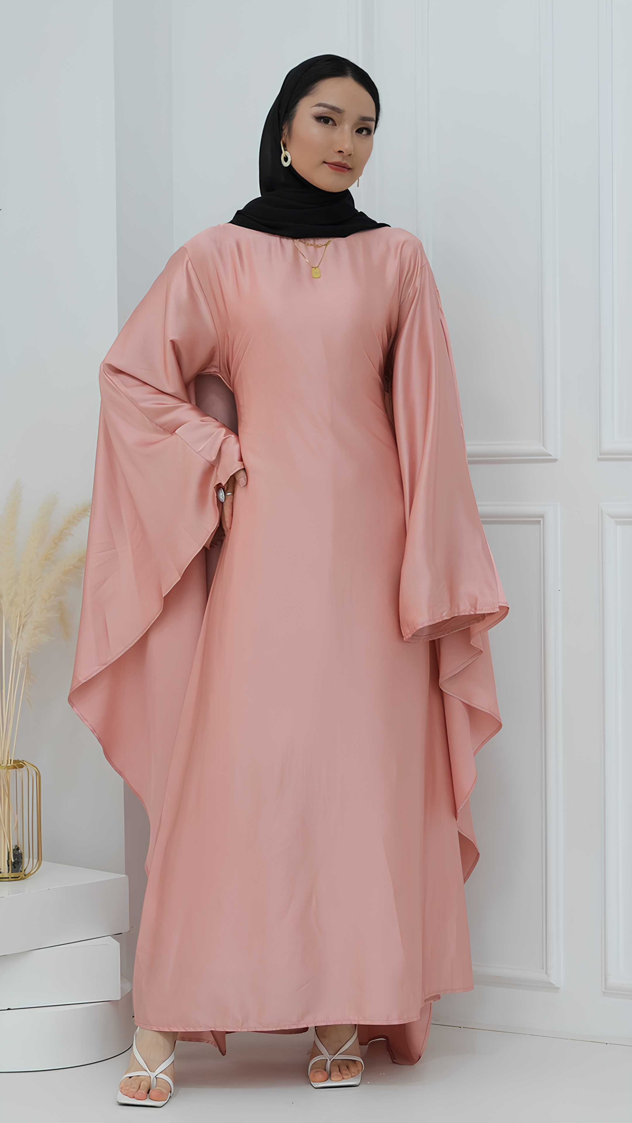 Abaya aus schimmerndem Satin mit Schmetterlingen