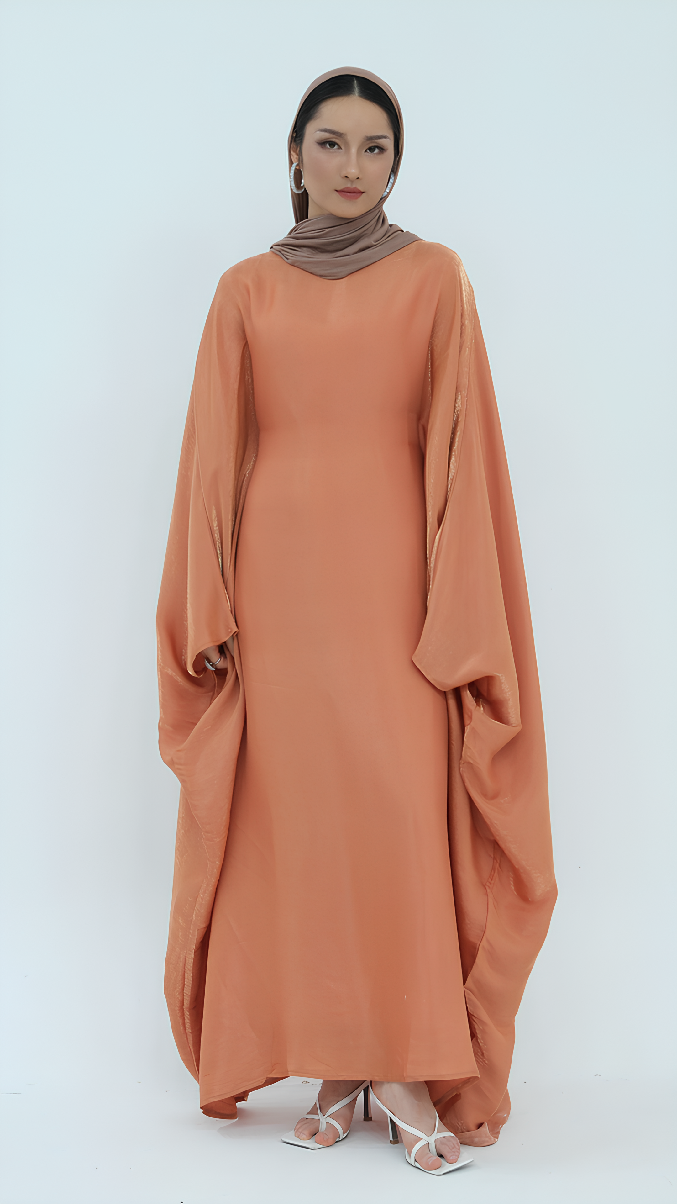 Elegantes Abaya aus Satin mit Schmetterlingen