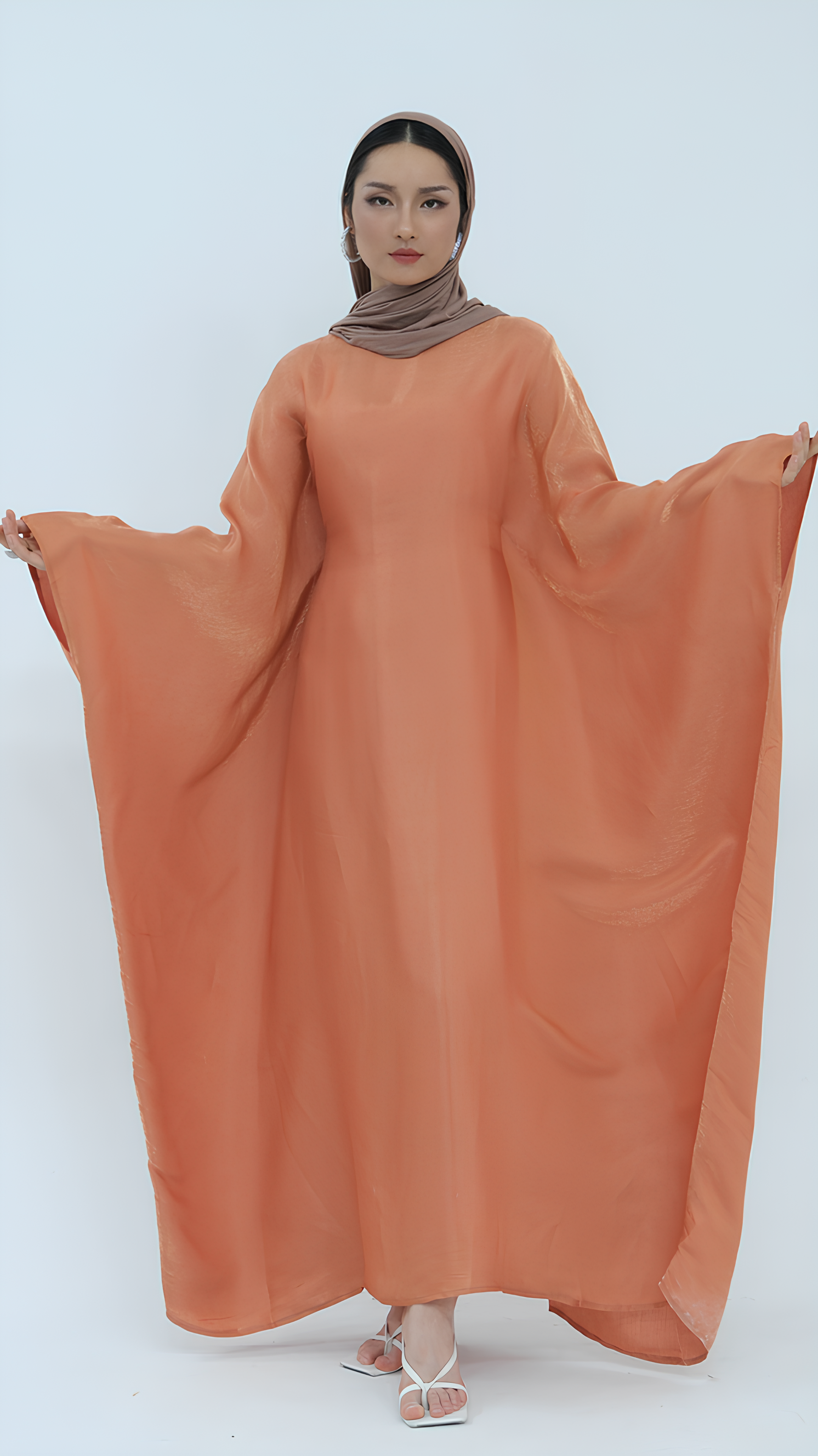 Elegantes Abaya aus Satin mit Schmetterlingen