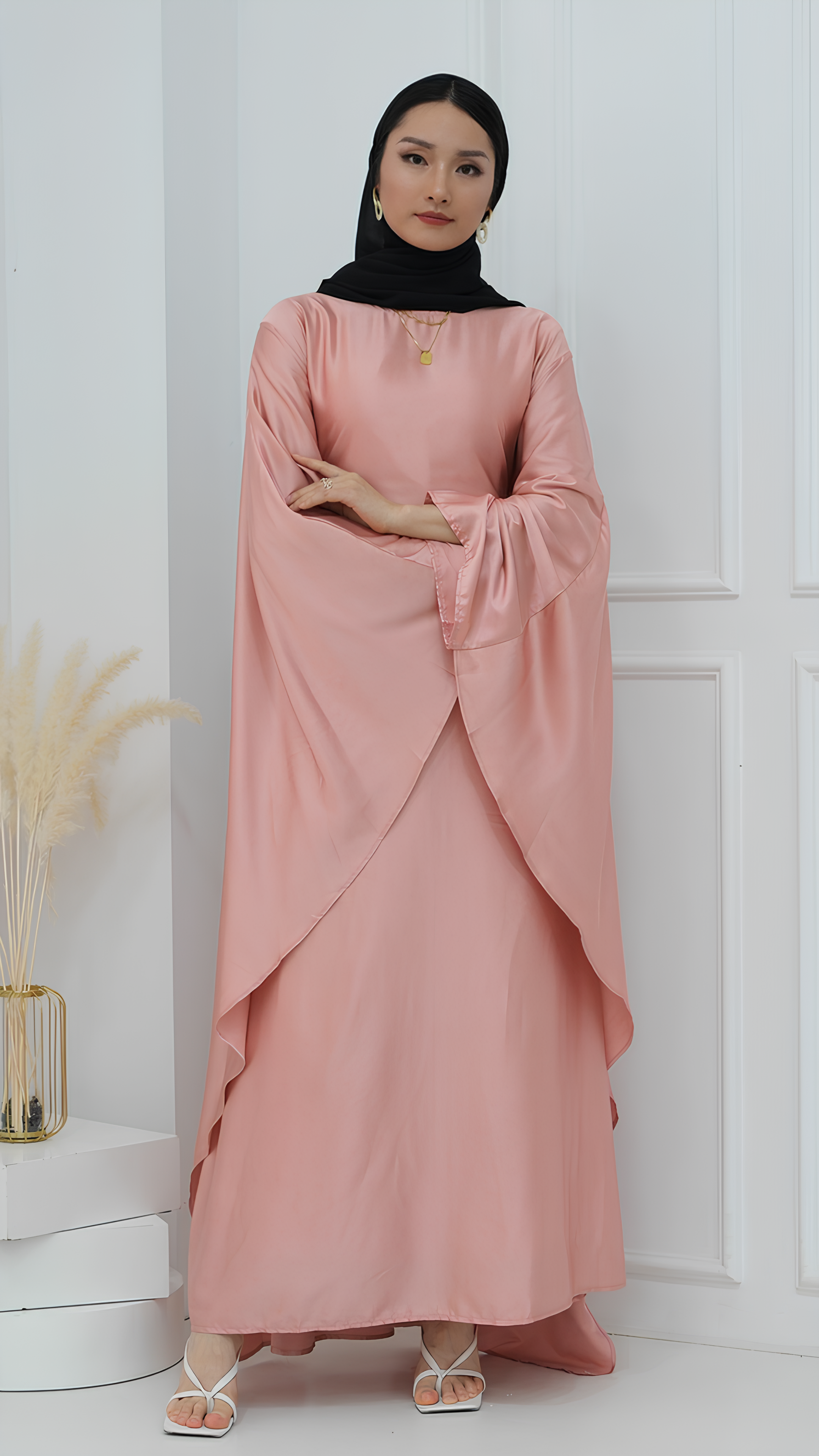 Abaya aus schimmerndem Satin mit Schmetterlingen